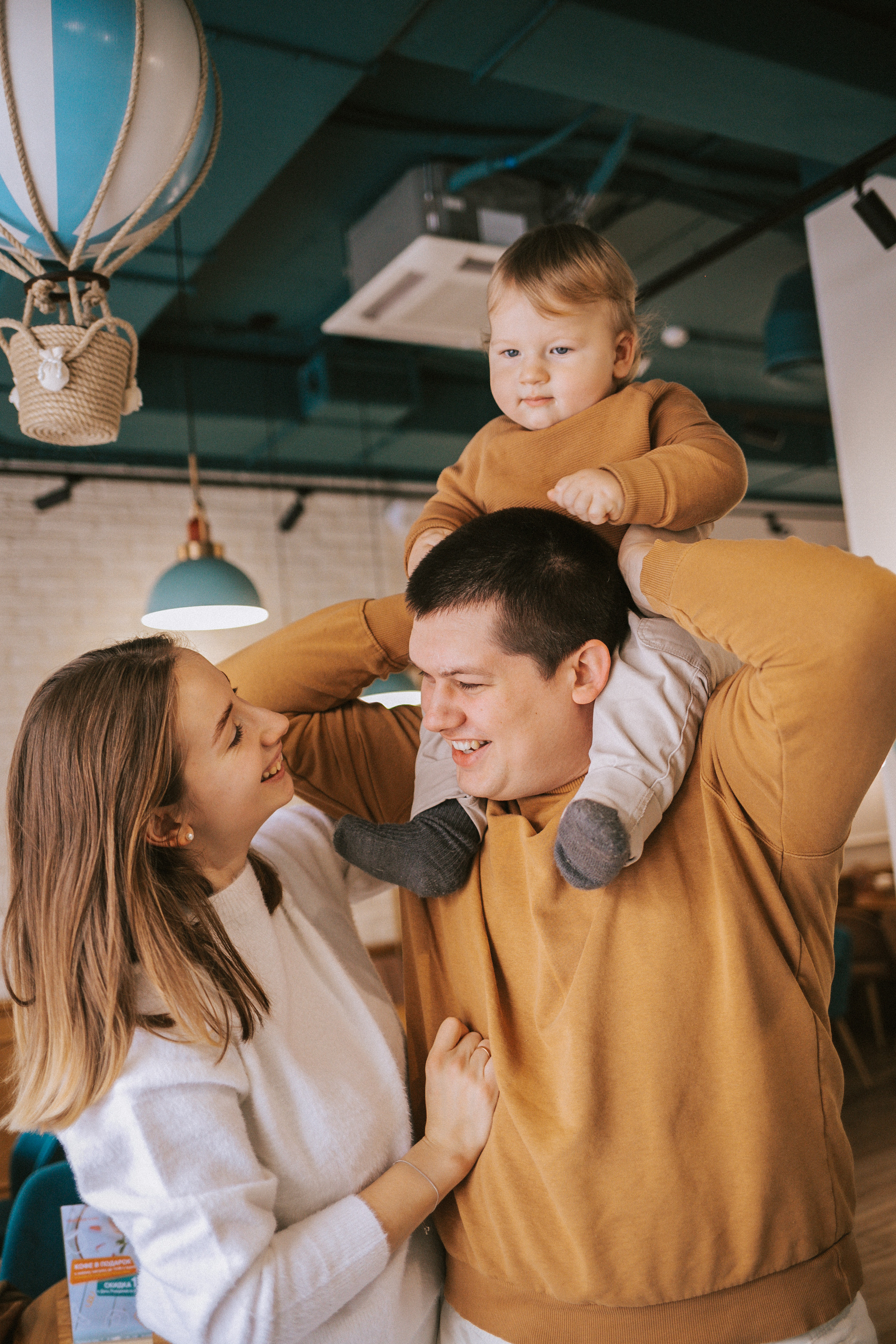 Илья, Аня и Лев в кафе. Семейный фотограф Юлия Клишина