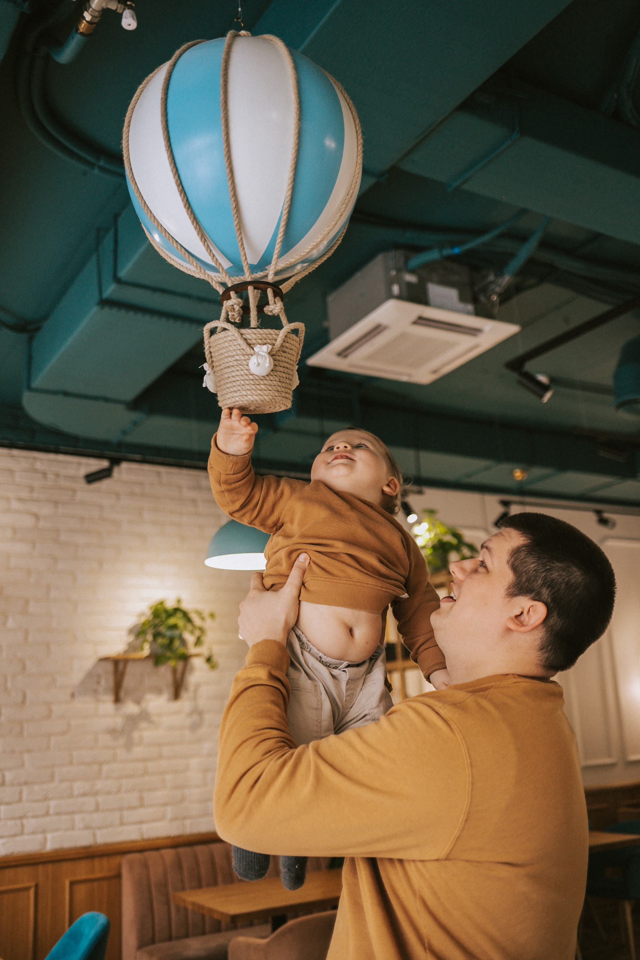 Илья, Аня и Лев в кафе. Семейный фотограф Юлия Клишина