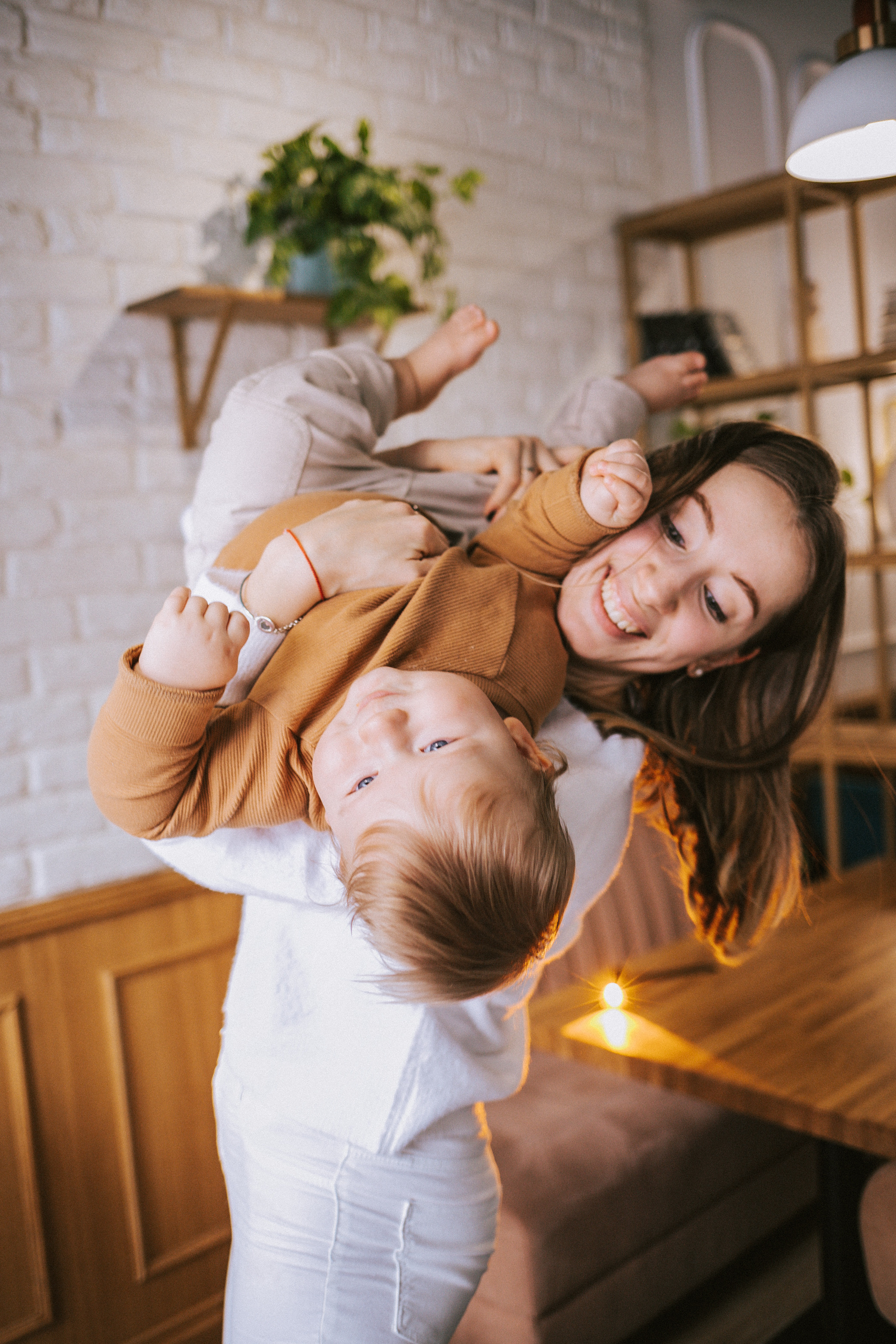 Илья, Аня и Лев в кафе. Семейный фотограф Юлия Клишина