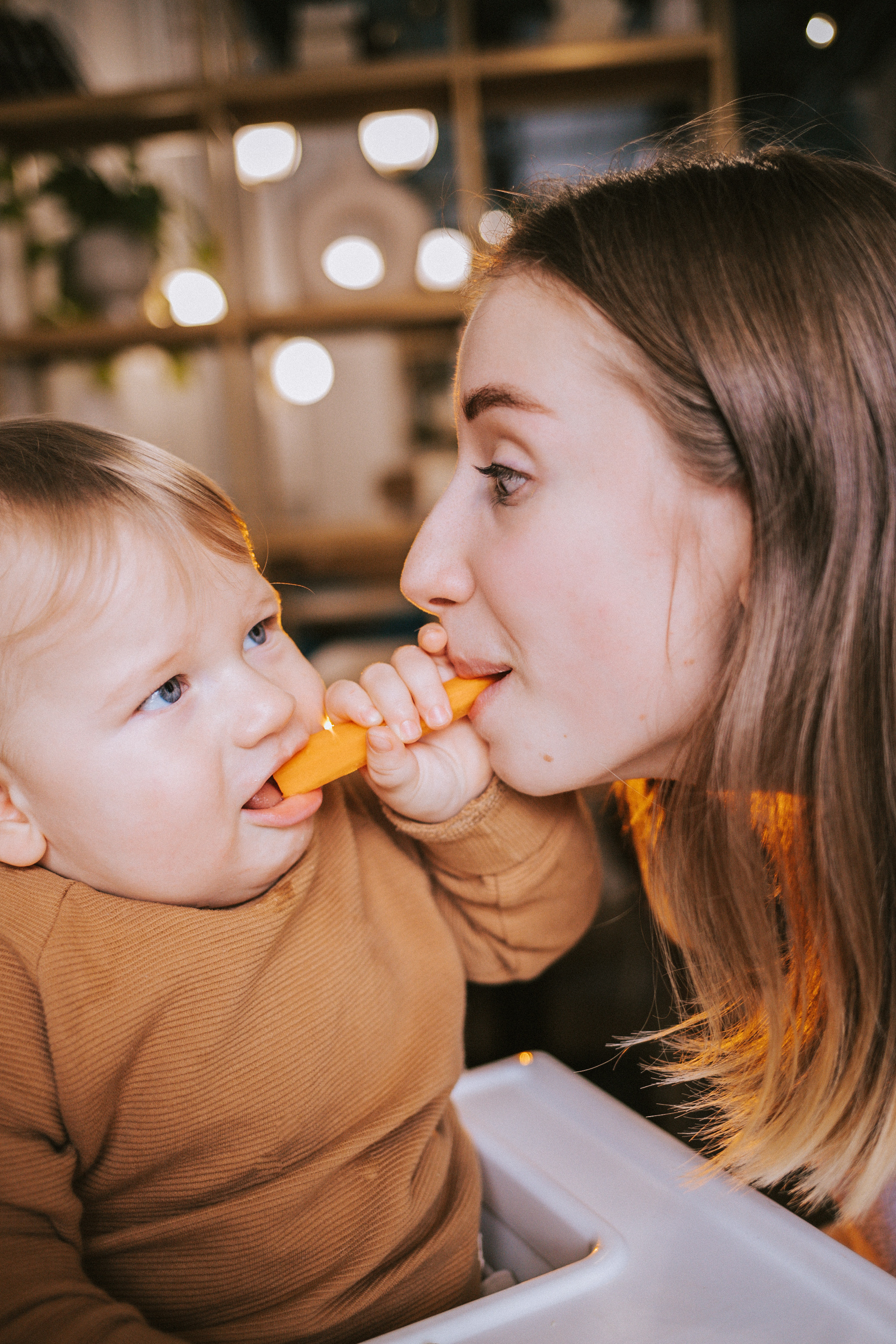 Илья, Аня и Лев в кафе. Семейный фотограф Юлия Клишина