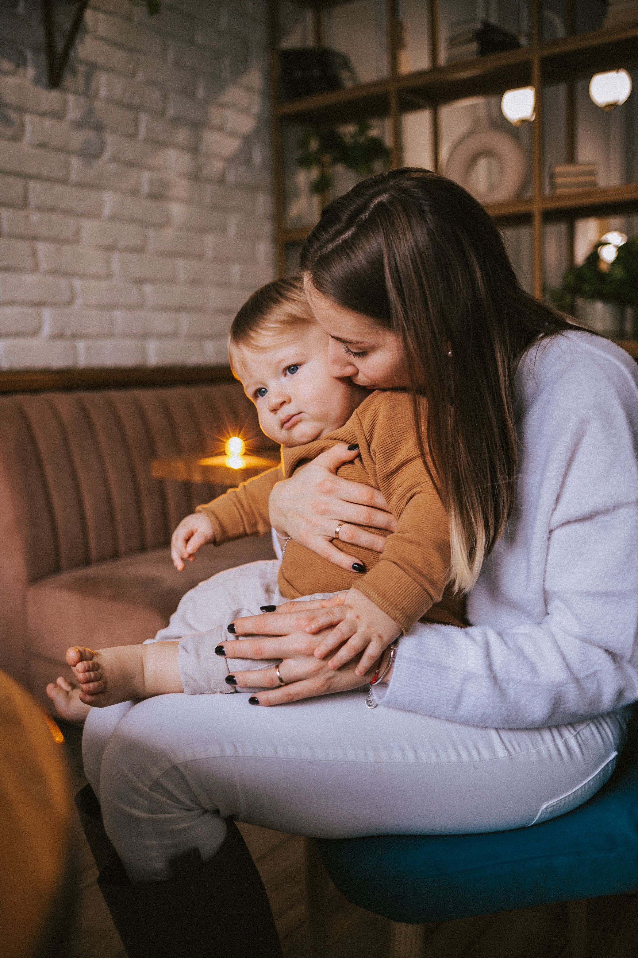 Илья, Аня и Лев в кафе. Семейный фотограф Юлия Клишина