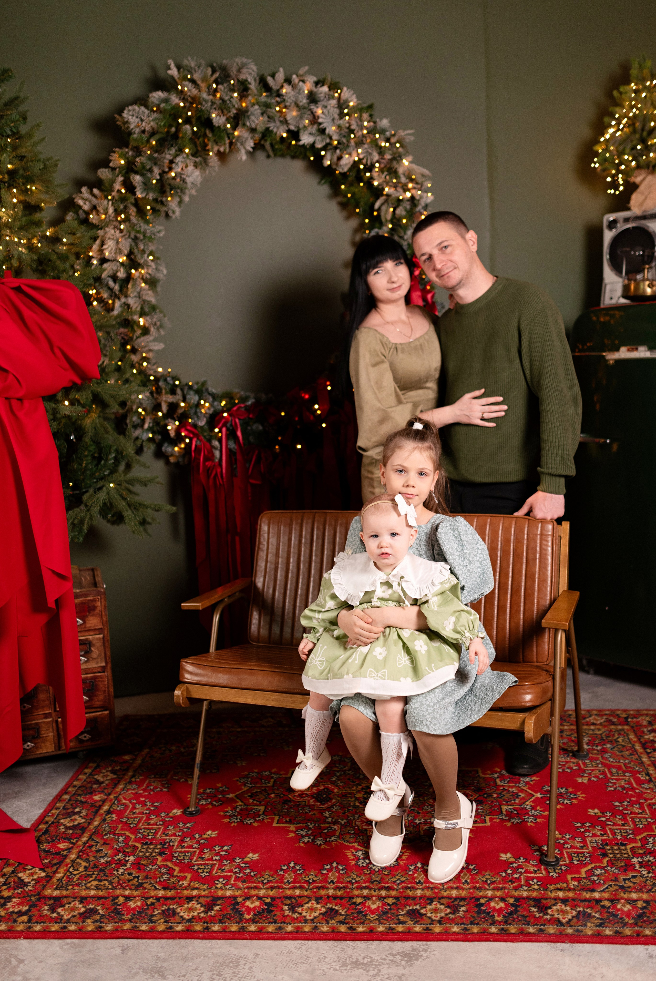 Семейная фотосессия в зале Невский фотостудии Питер. Детский и семейный фотограф в Сургуте и Нефтеюганске Анна Старцева