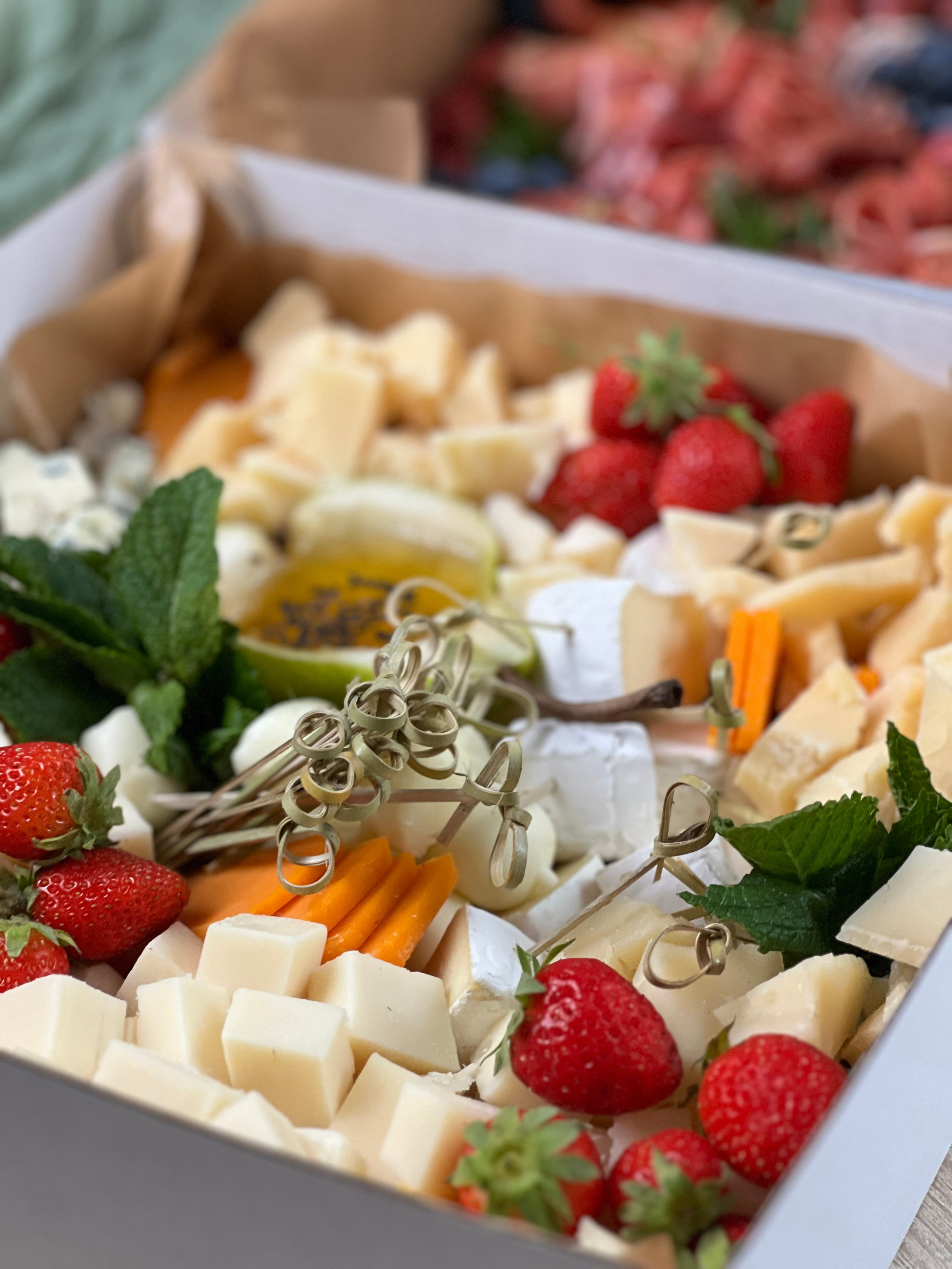 ГастроБоксы. Выездной кейтеринг, съедобные букеты, торты и сладости на заказ