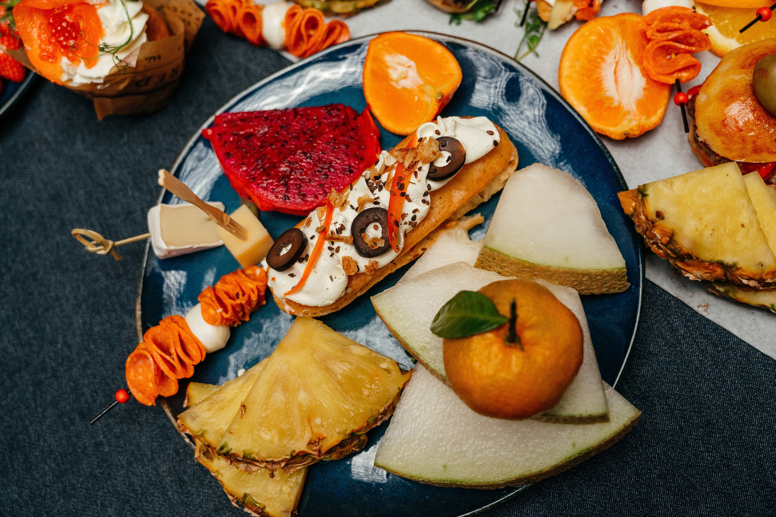 Столы. Выездной кейтеринг, съедобные букеты, торты и сладости на заказ