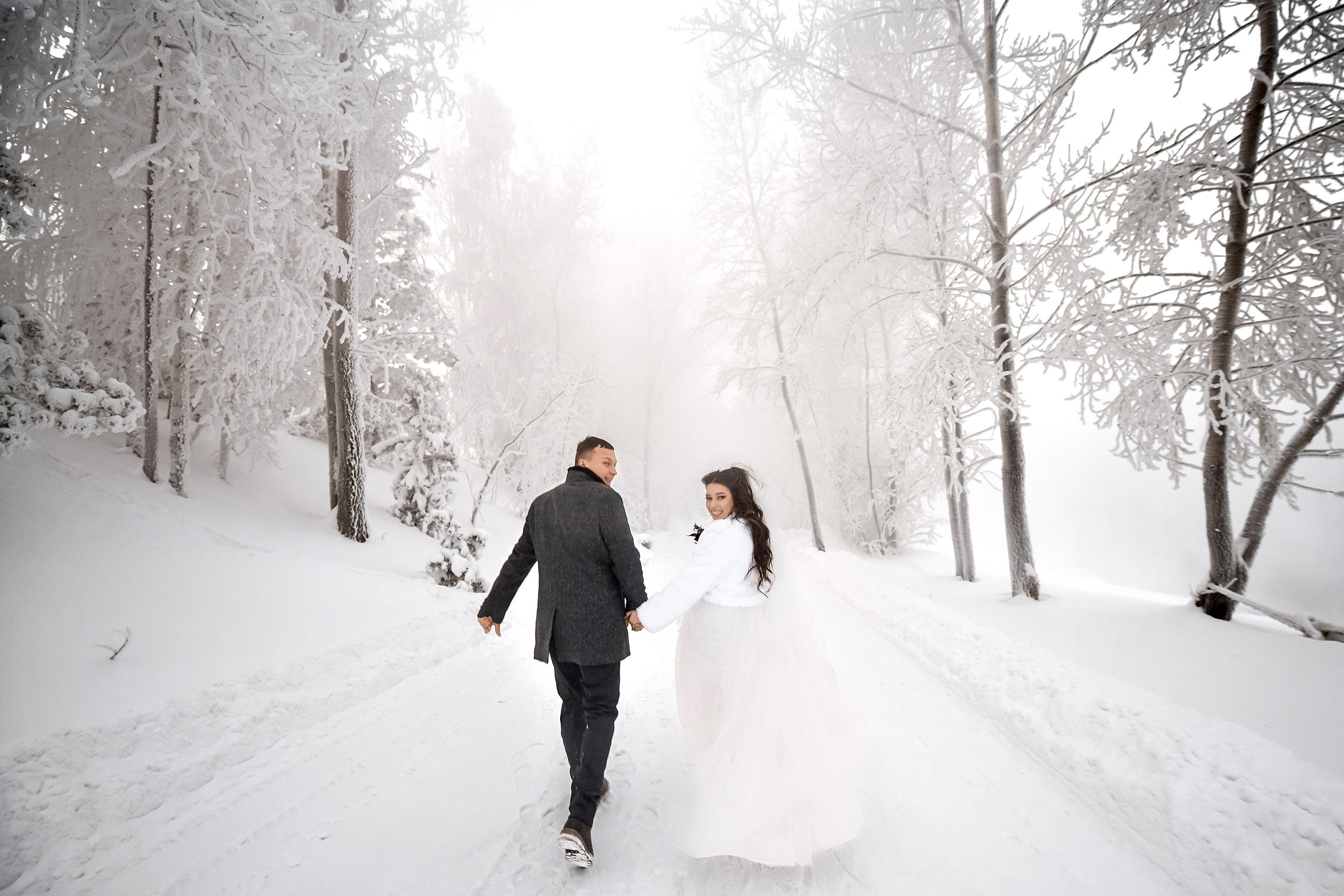 Зимняя свадьба: фотосессия невесты и жениха в студии и на улице. 📸 Свадебный и семейный фотограф в Красноярске Тихомиров Евгений | 17 лет опыта | 800+ свадеб