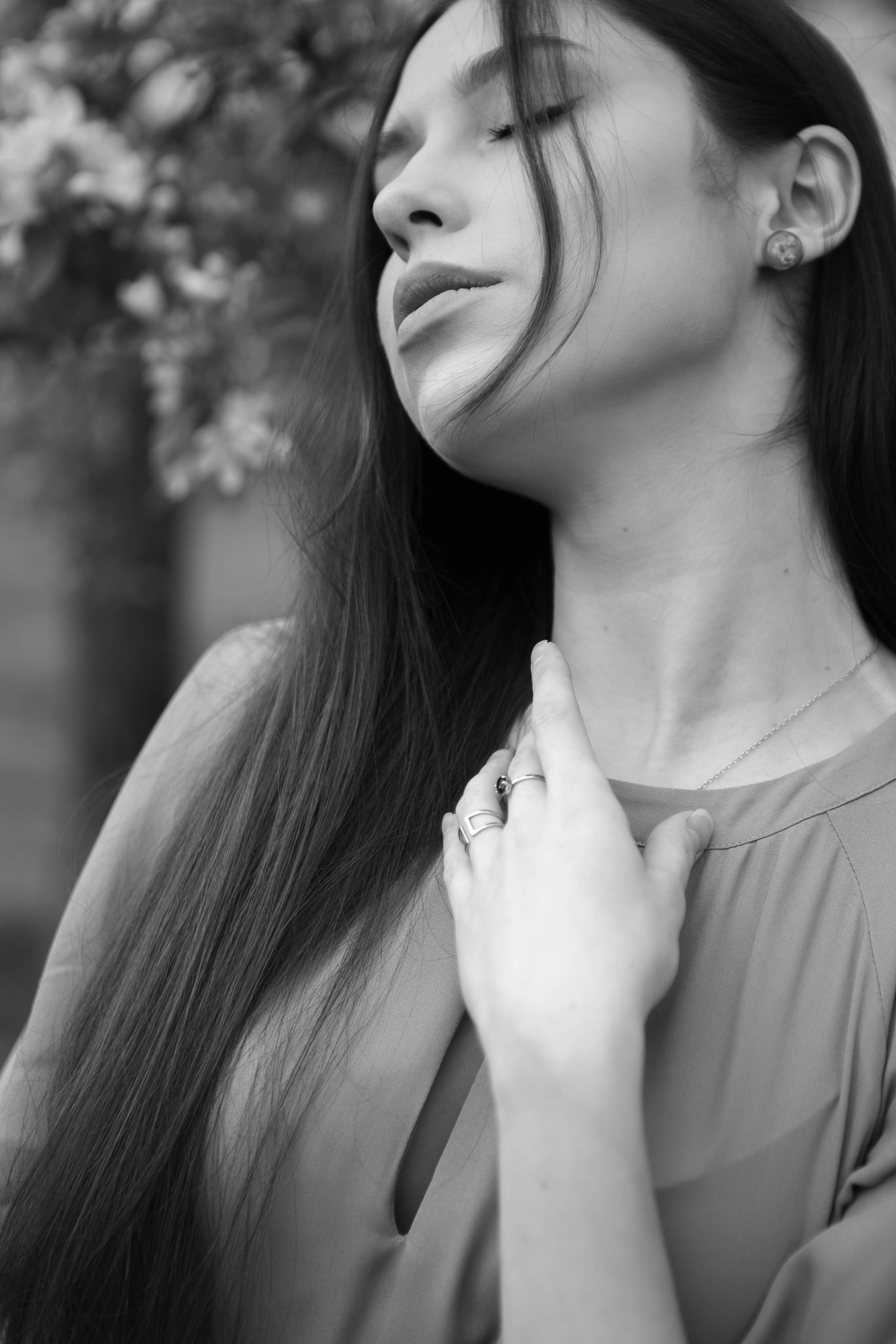 Красивая аватарка, женская фотосессия в Москве и Подмосковье. Фотосъемка в цветении яблони. Фотосессия на улице. Лучший фотограф Москвы. Идеи для фотосъемки.