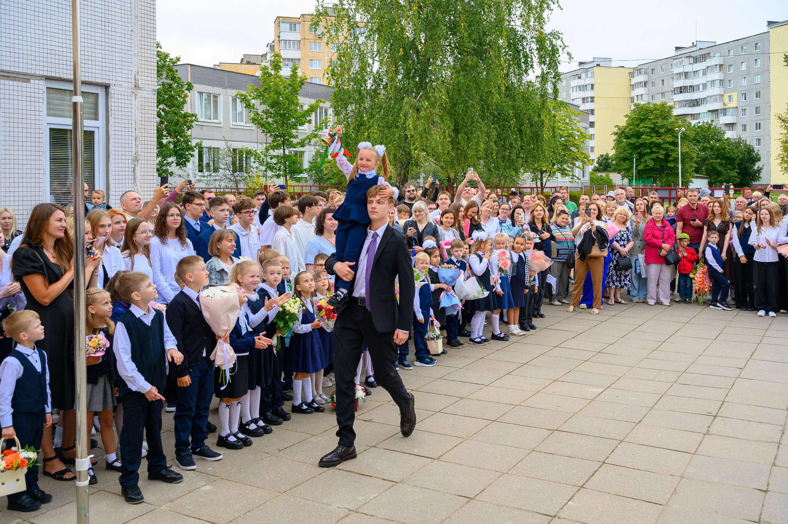 Вот звучит первый звонок, перед этим долгое приготовление к новому этапу в жизни, Яромир идет в школу. Фотоуслуги, услуги фотографа, фотографирование важных событий