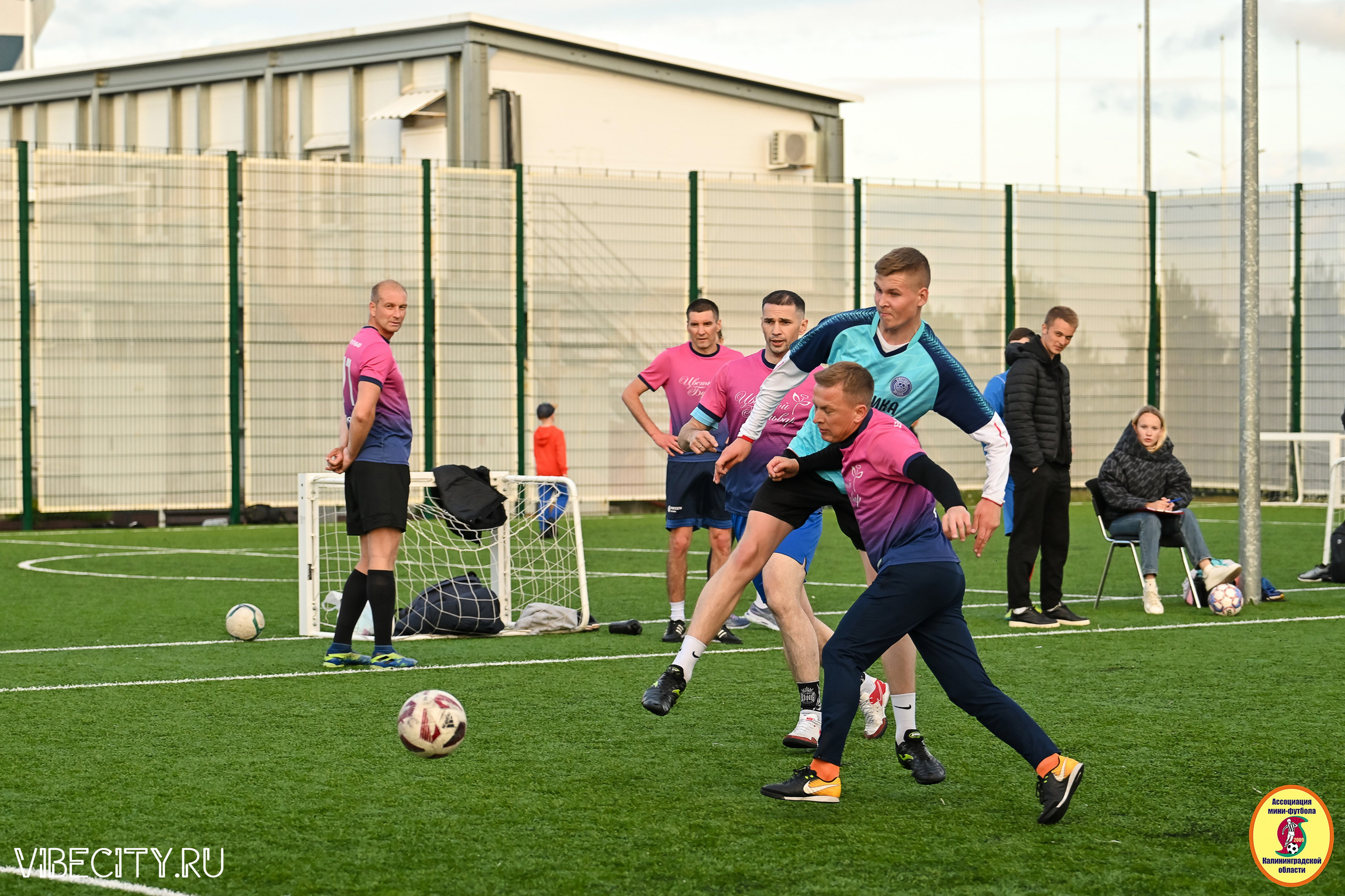 ИГРЫ МИНИ-ФУТБОЛЬНОЙ И КОРПОРАТИВНОЙ ЛИГИ. VIBECITY.RU Вайб Сити Ру Фоторепортажи Фотоотчеты Калининград