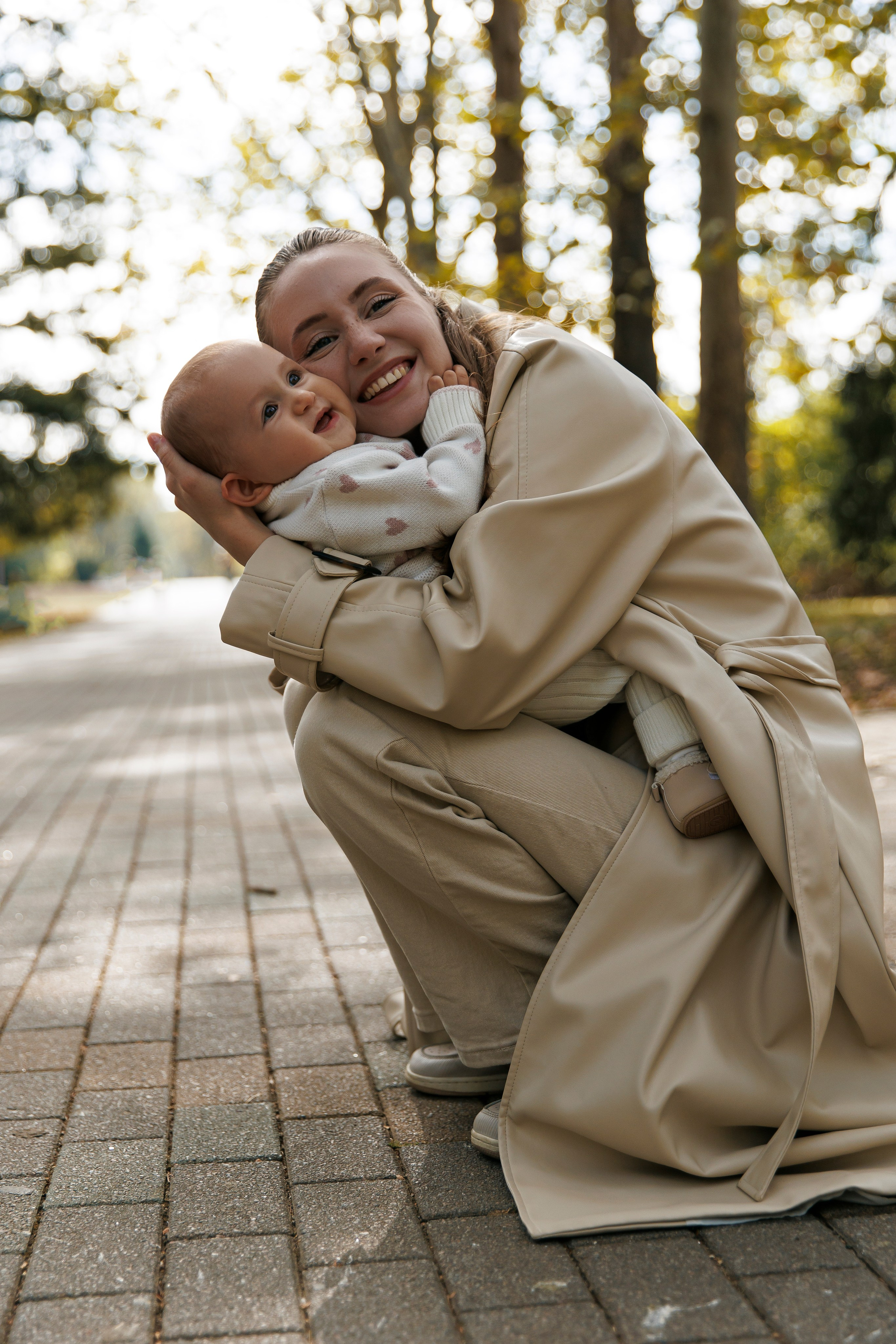 «Embracing Autumn: A Family Adventure Amidst Golden Leaves»