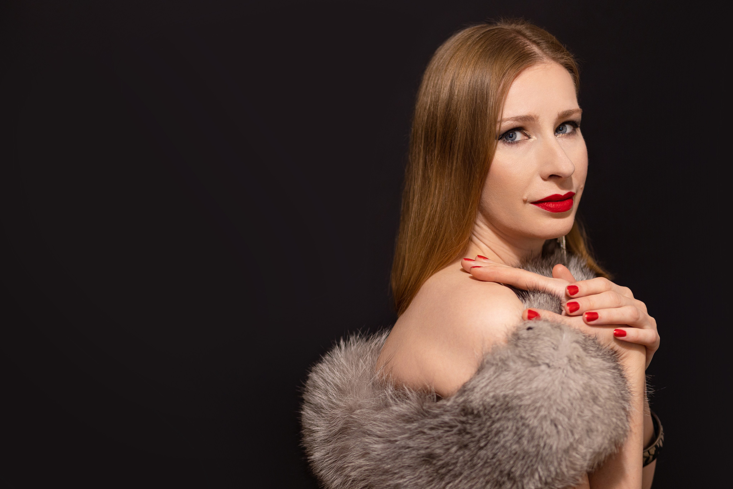 Красивый портрет девушки в классическом стиле с мехом на плечах