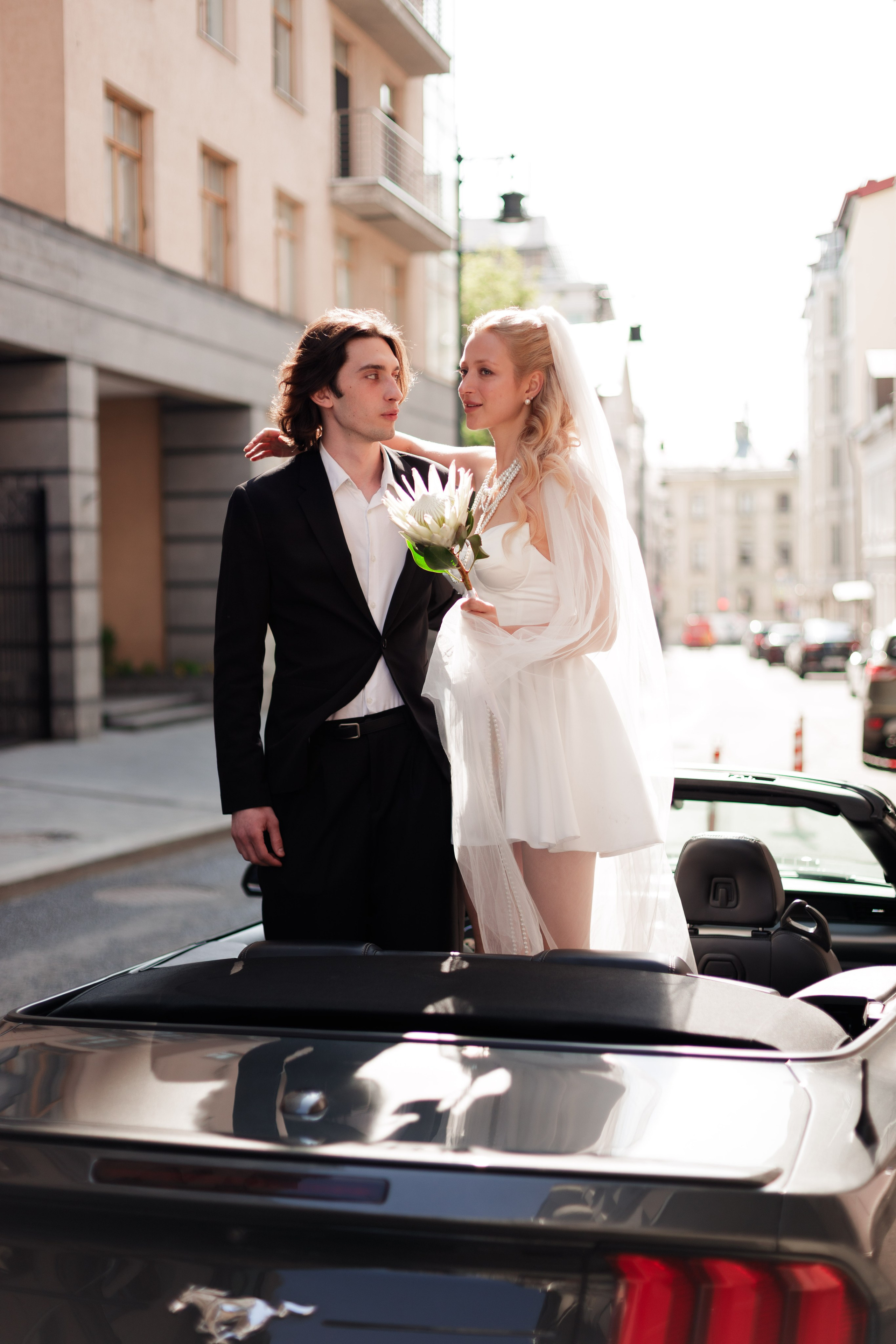 Свадебная фотосессия с автомобилем в центре Москвы, фотограф свадьбам Москва