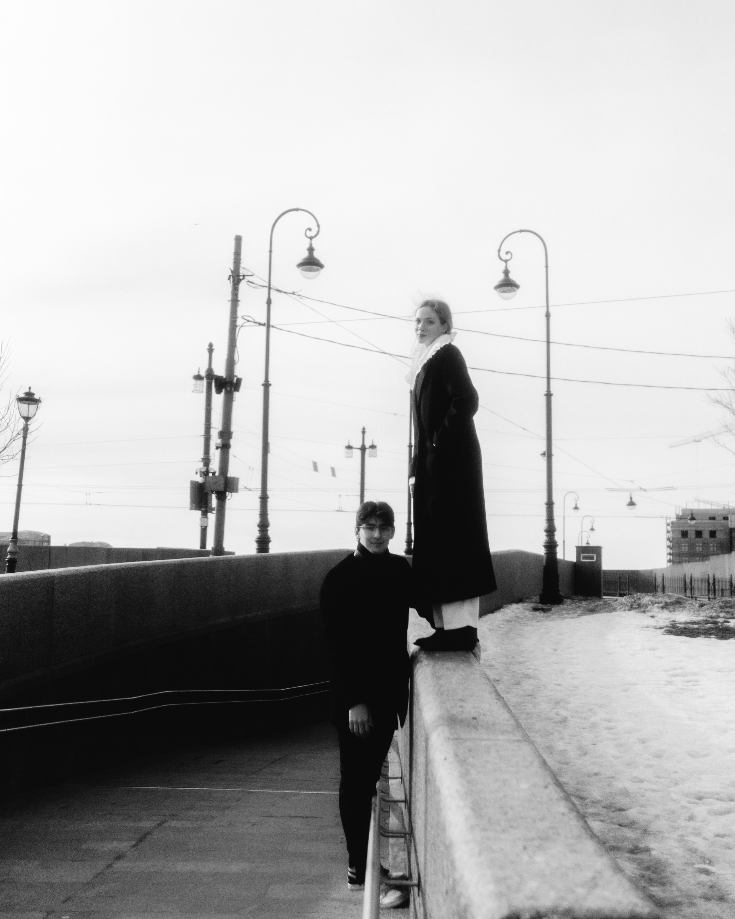 Черно-белая фотосессия пары на набережной в Санкт-Петербурге, художественный love story портрет в городской среде с красивой геометрией драматичным настроением