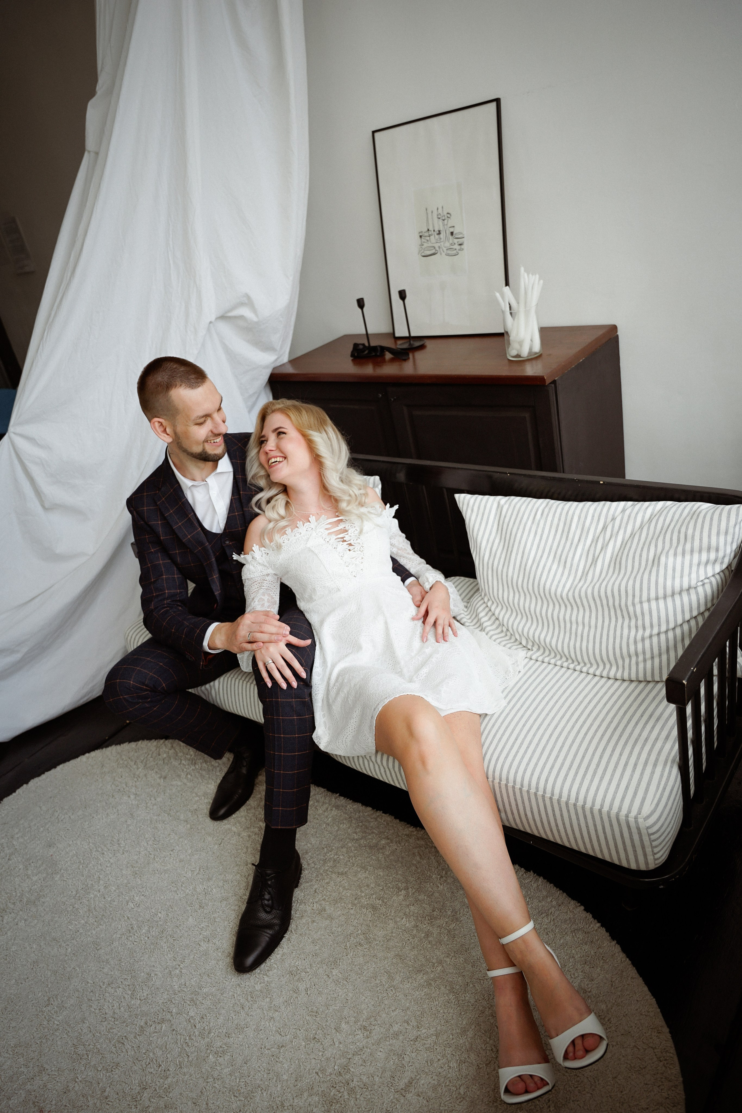 Свадебная фотосессия в студии с темным полом