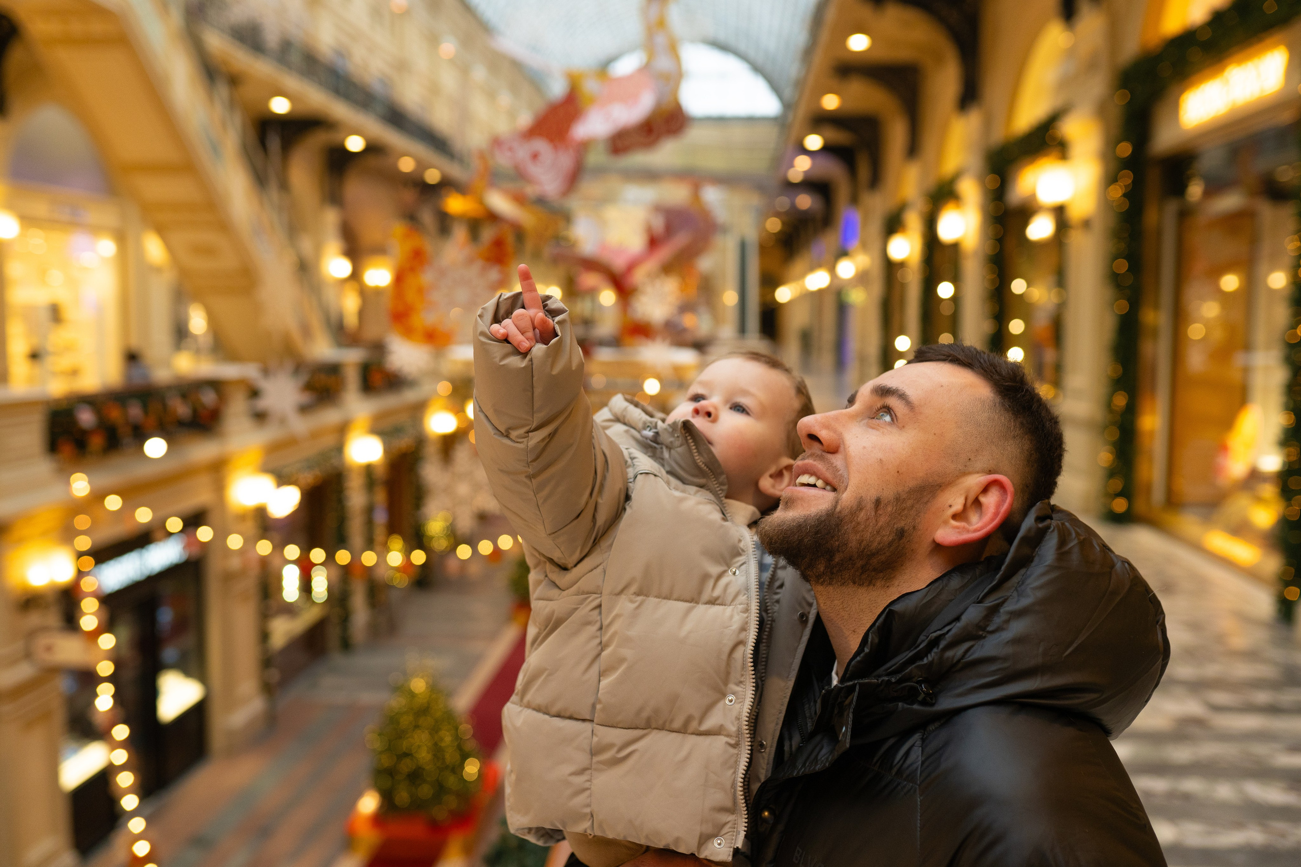 Павел, Егор и Наталия на ГУМ Ярмарке. Свадебный фотограф в Москве Анна Полушина