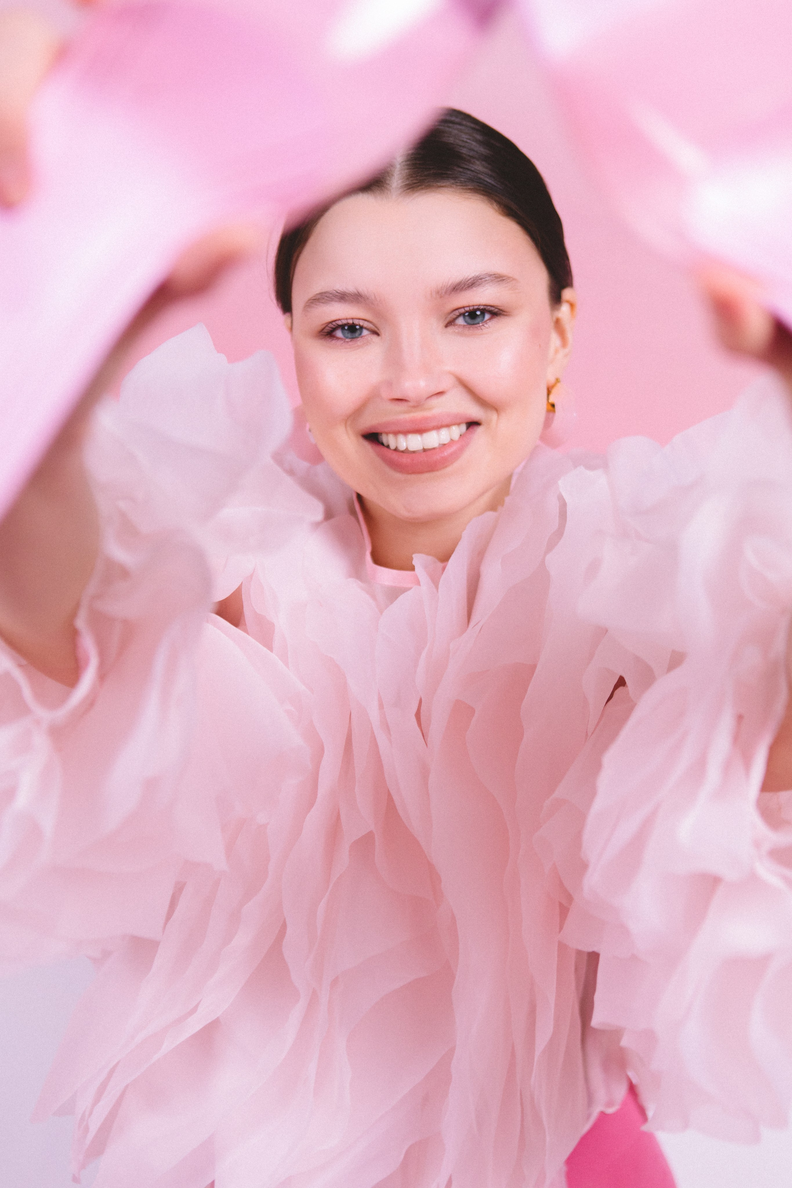 Регина. Фотосессия на розовом фоне. Фотограф в Москве Ольга Сатони
