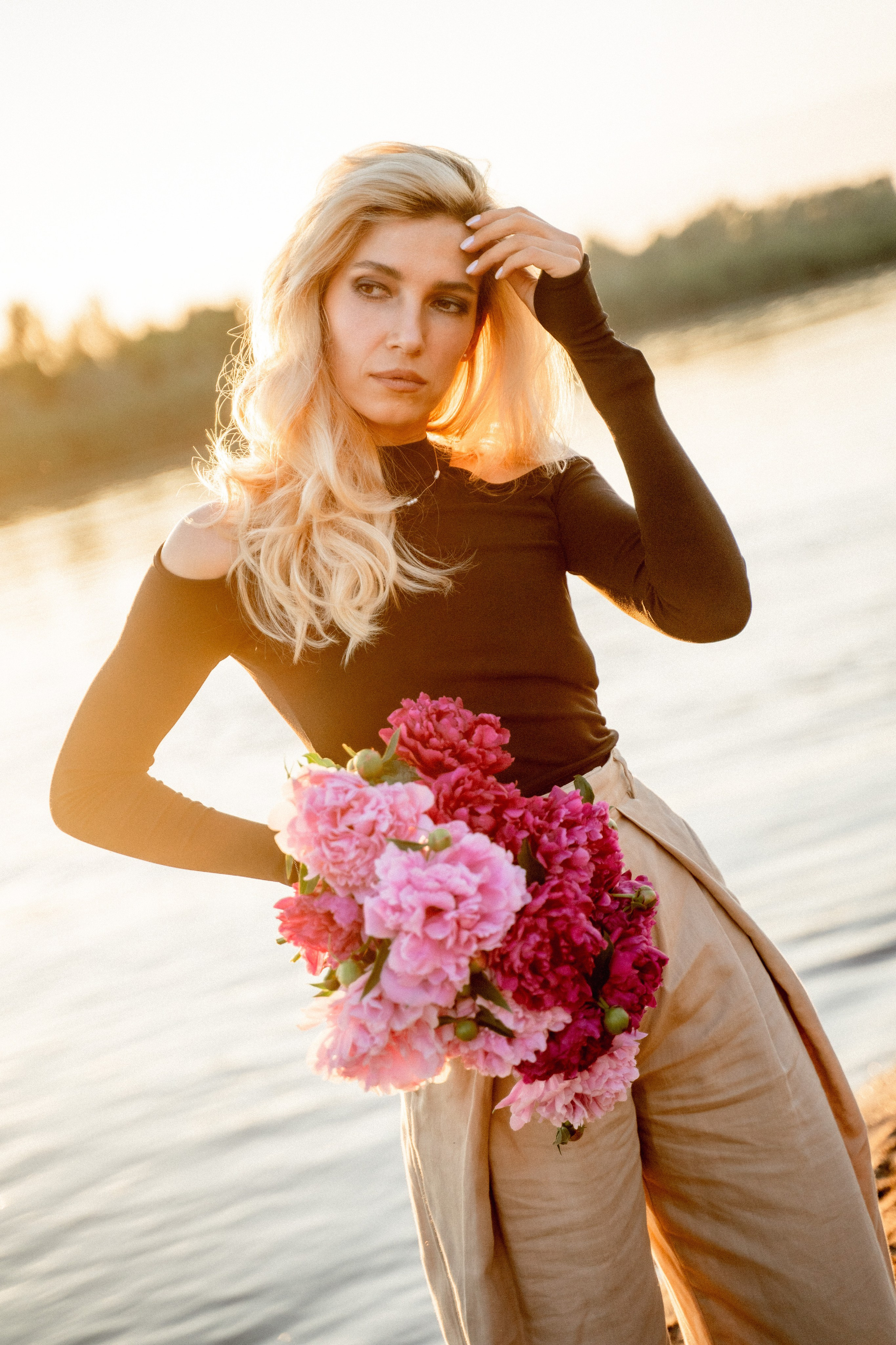 Девушки на берегу