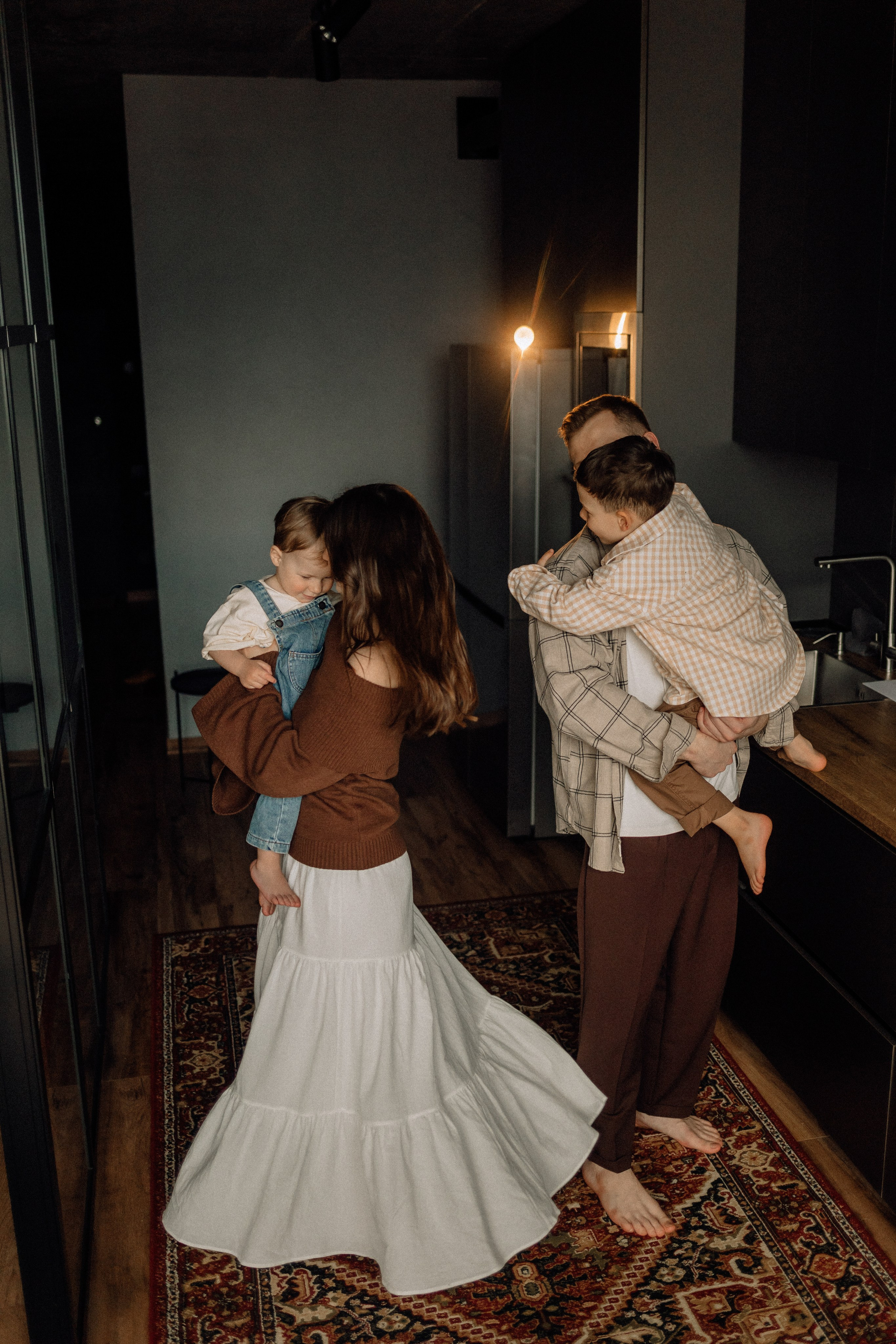 Звонко смеялись