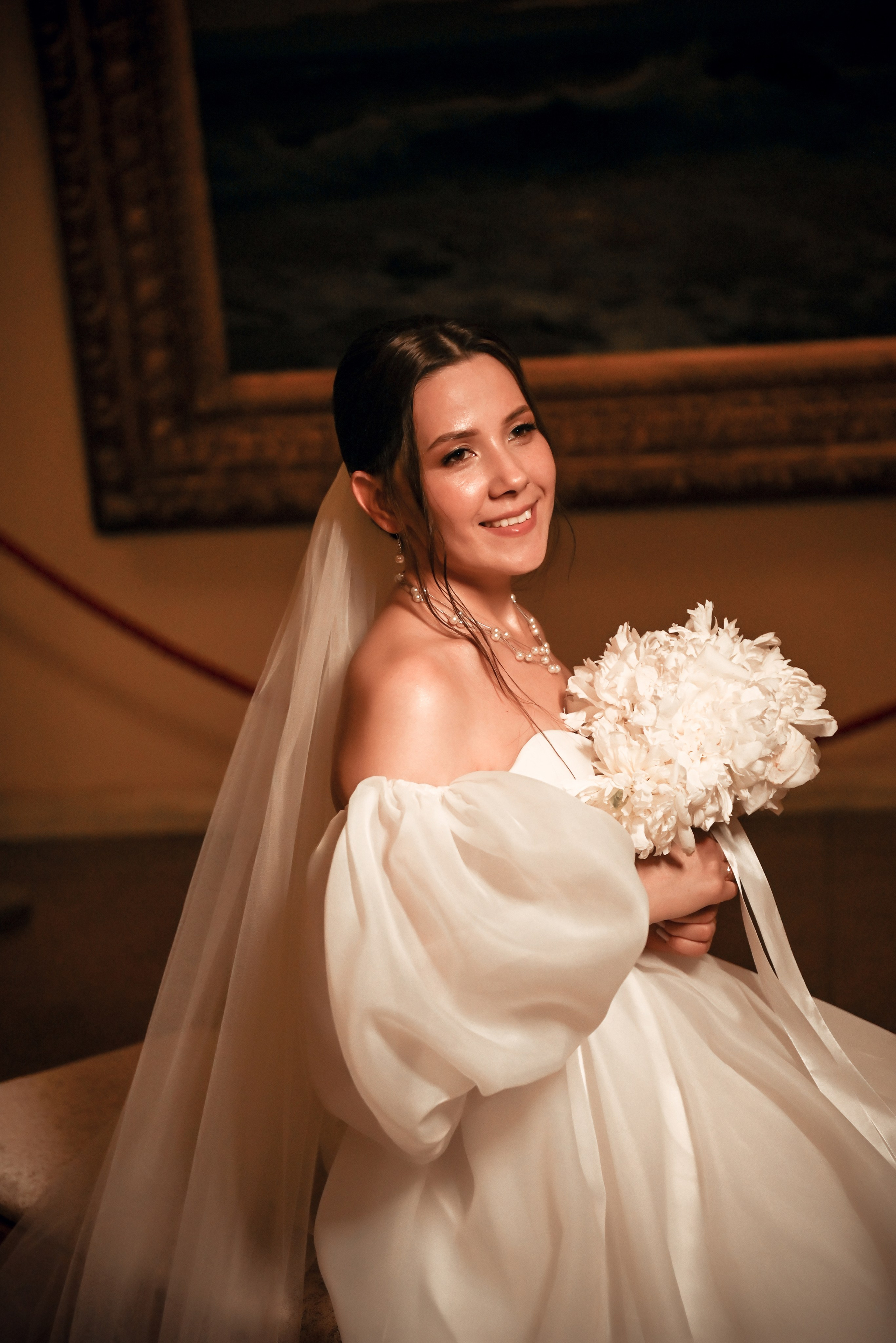 Небольшая свадебная серия в музее и прогулкой под дождем Эльмиры и Ризата. Свадебный, семейный, детский, контент фотограф в Омске Максим Ильин