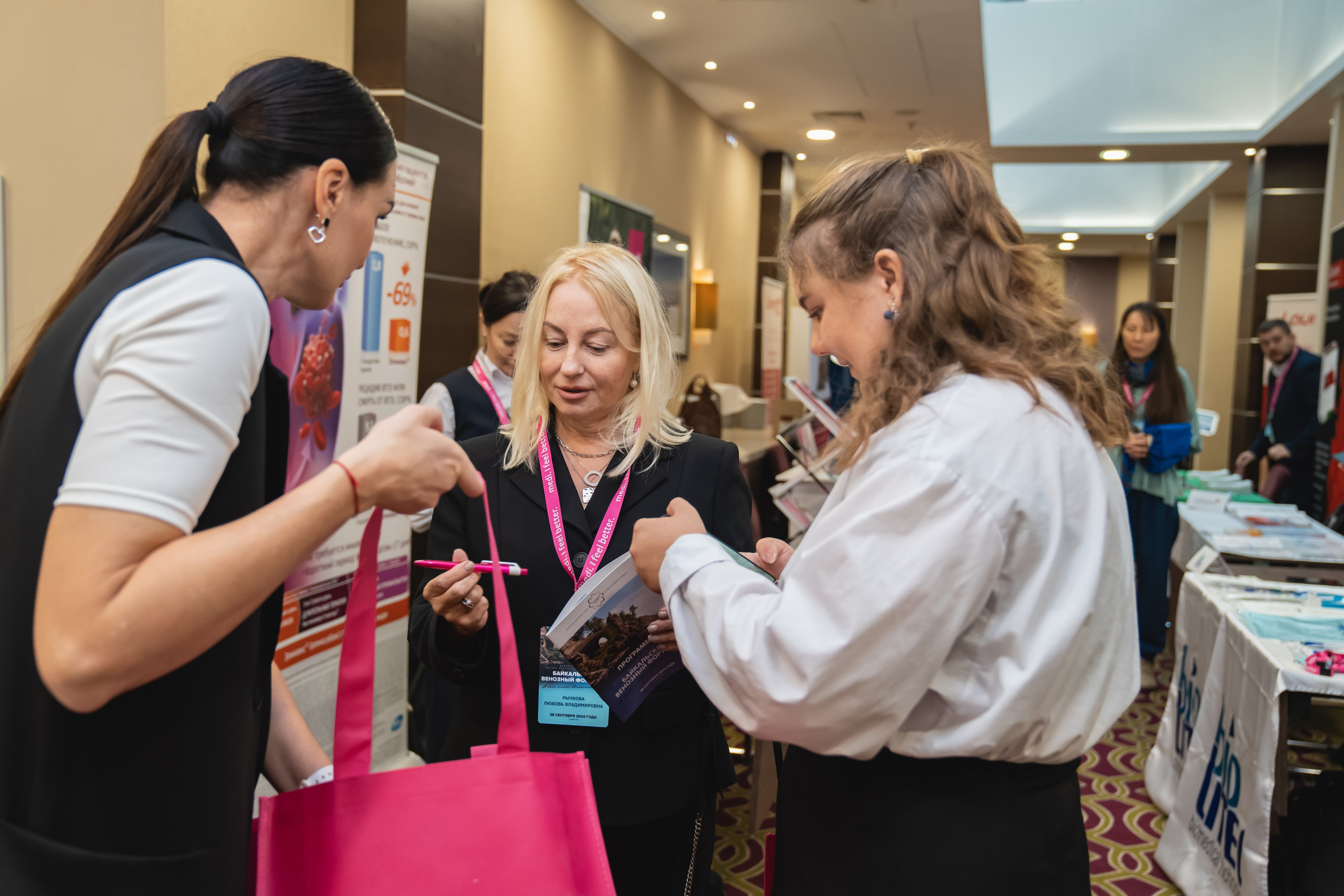 Фотосессия форумов, конференций. Занимаюсь профессиональной фотографией и живу рядом с Байкалом. Работаю в разных жанрах