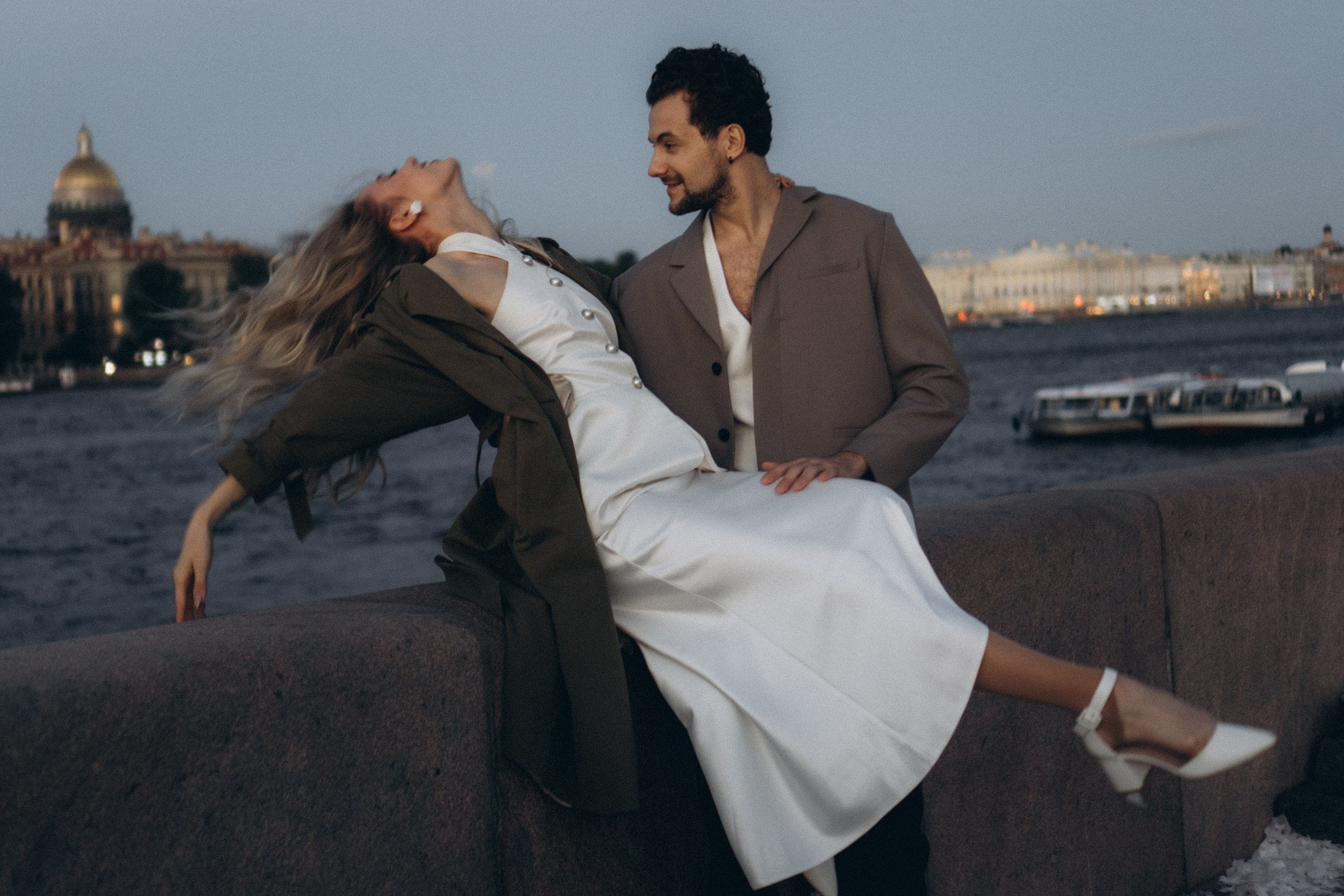 СВАДЕБНАЯ СЬЕМКА ПАРЫ НА РАССВЕТЕ В БЕЛЫЕ НОЧИ И ПРОГУЛКА С РАЗВОДНЫМИ МОСТАМИ И ПИКНИК ВОЗЛЕ ИСАКИЕВСКОГО СОБОРА. Профессиональный фотограф, Санкт-Петербург — Виктория Богомолова