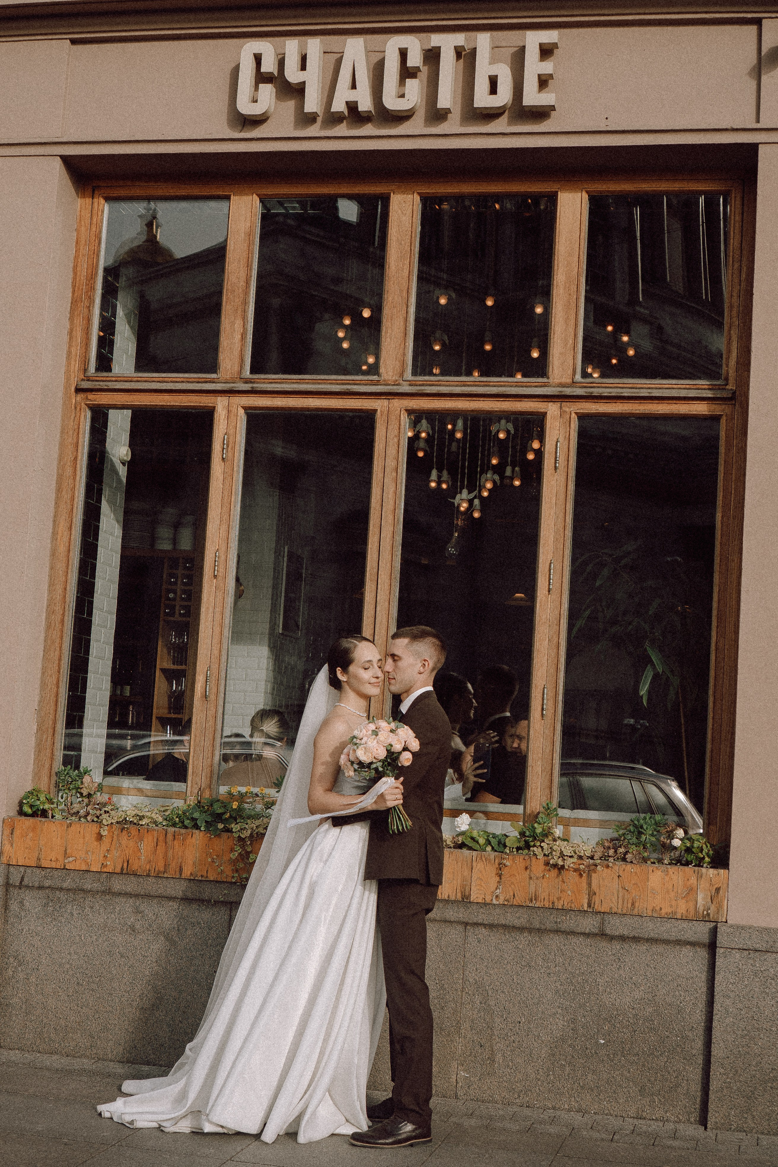 СВАДЕБНАЯ ПРОГУЛКА В САНТК-ПЕТЕРБУРГЕ (ИСАКИЕВСКИЙ СОБОР, ЗИМНЯЯ КАНАВКА, ЭРМИТАЖ И БОЛЬШАЯ МОРСКАЯ УЛИЦА). Профессиональный фотограф, Санкт-Петербург — Виктория Богомолова