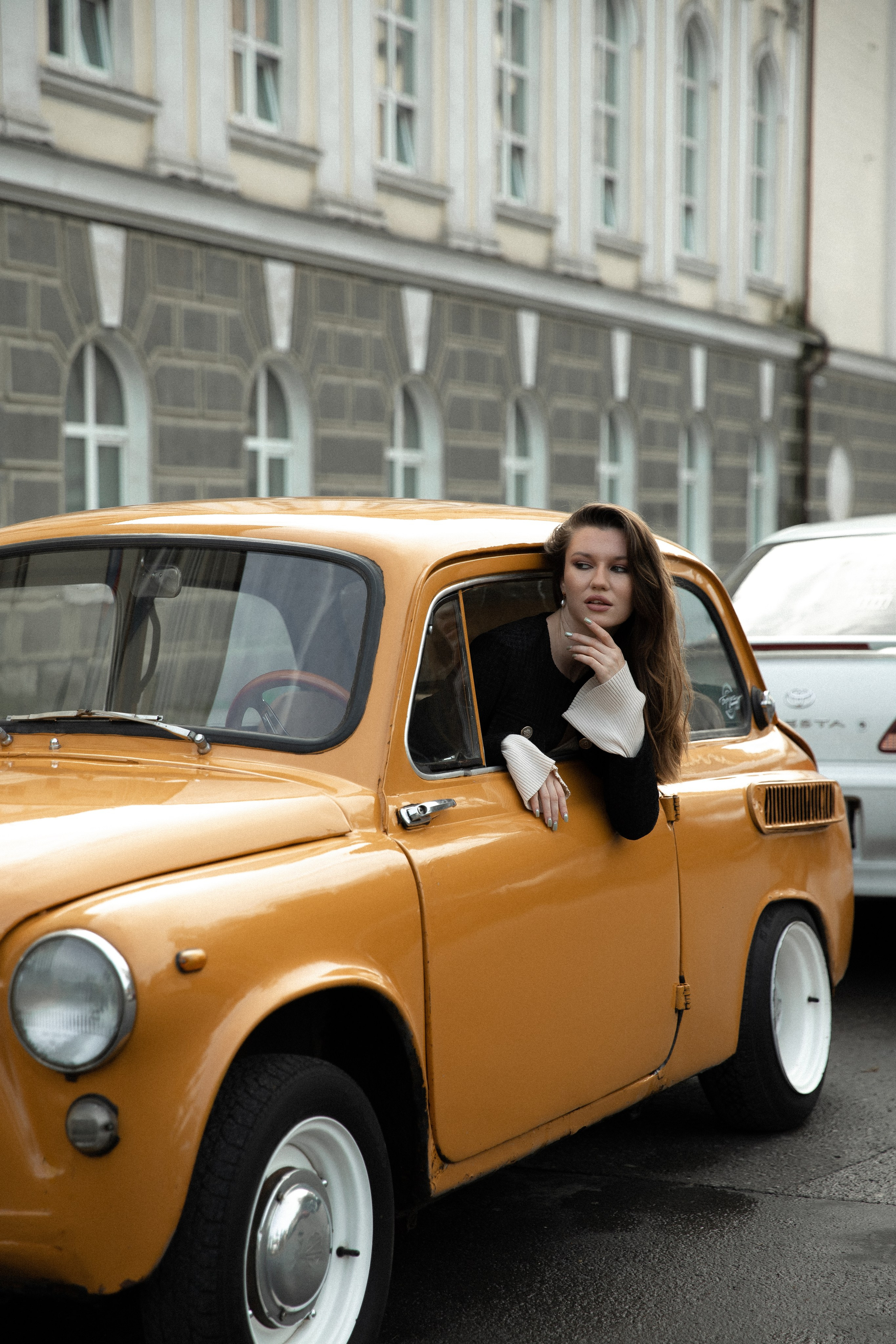 Женская фотосессия с ретро авто. Свадебный фотограф Бакрымова Валентина