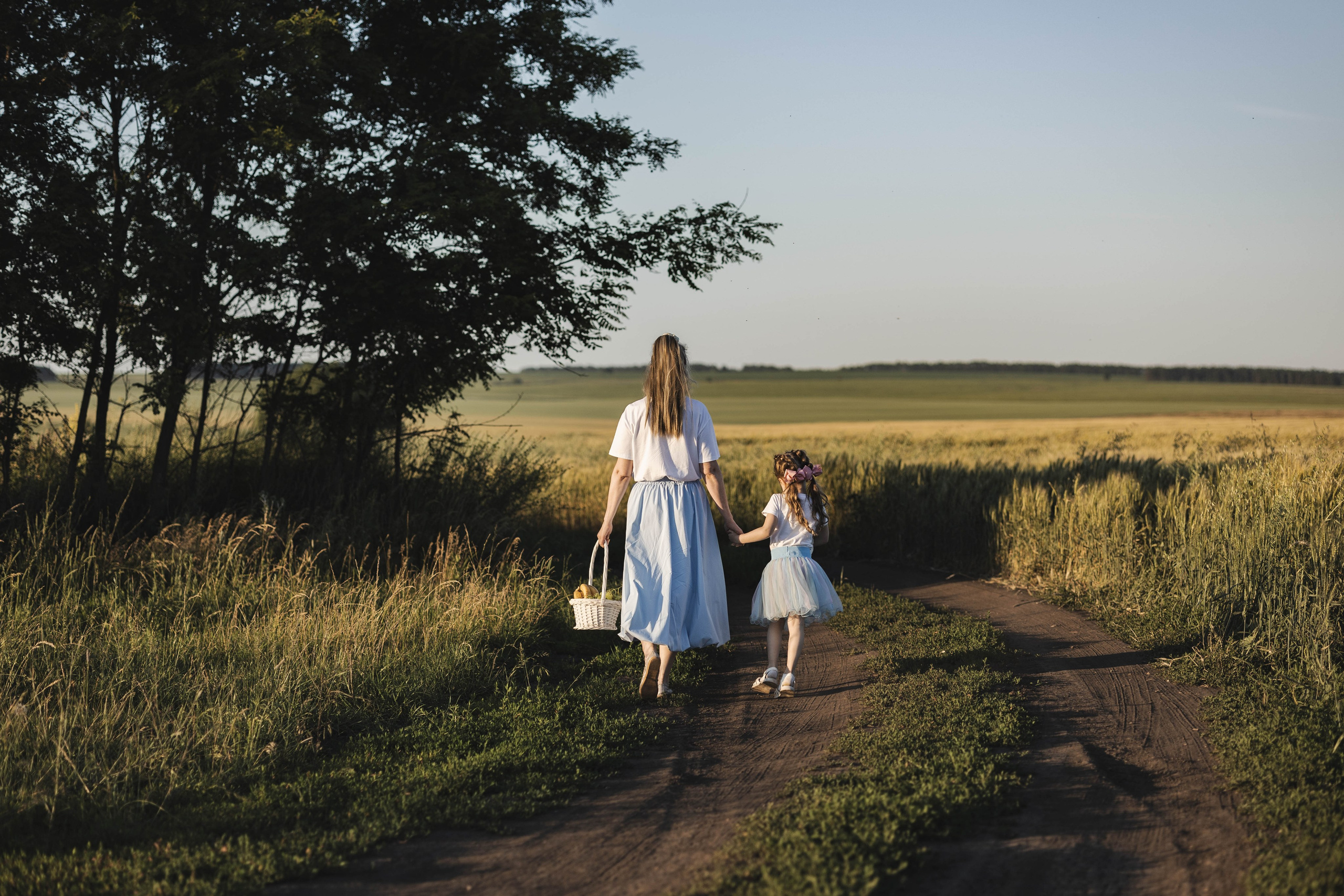 Внучка и бабуля прогулка на природе. Коммерческий фотограф