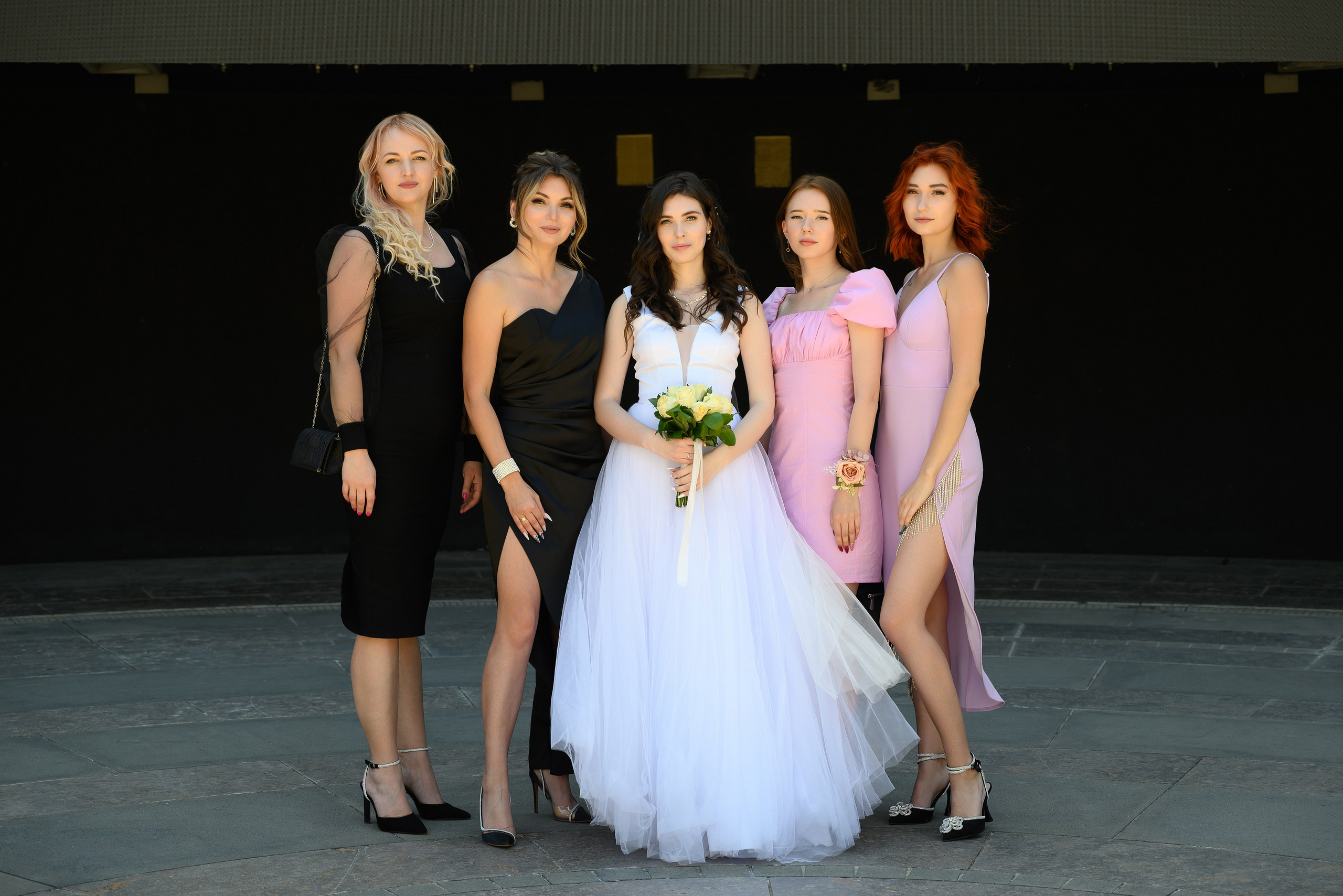 Фотография невесты с подругами.