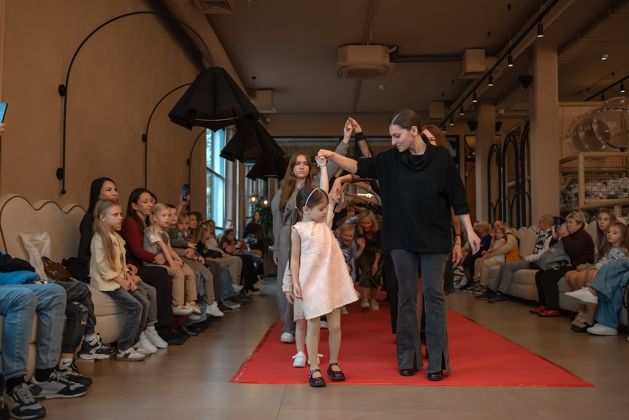 HAPPYkids дефиле в день мамы. Семейный и коммерческий фотограф в Сочи Александр Бодунов