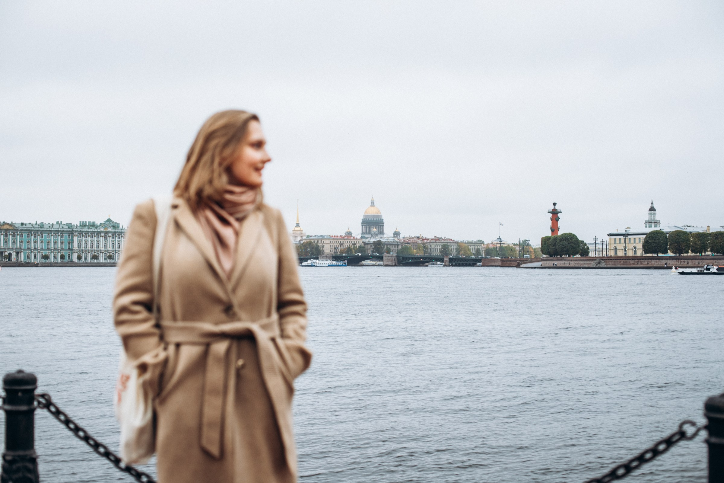 Сестры Саша и Полина в октябре. Фотопрогулка в Петербурге. Индивидуальный и семейный фотограф в Санкт-Петербурге
