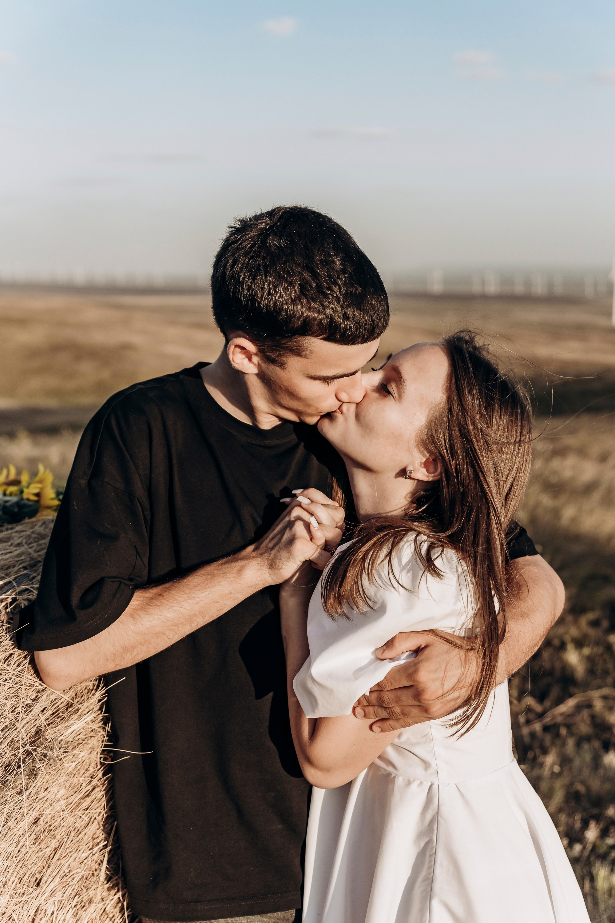 Детали любви: кольца, цветы и записка под покупкой парня