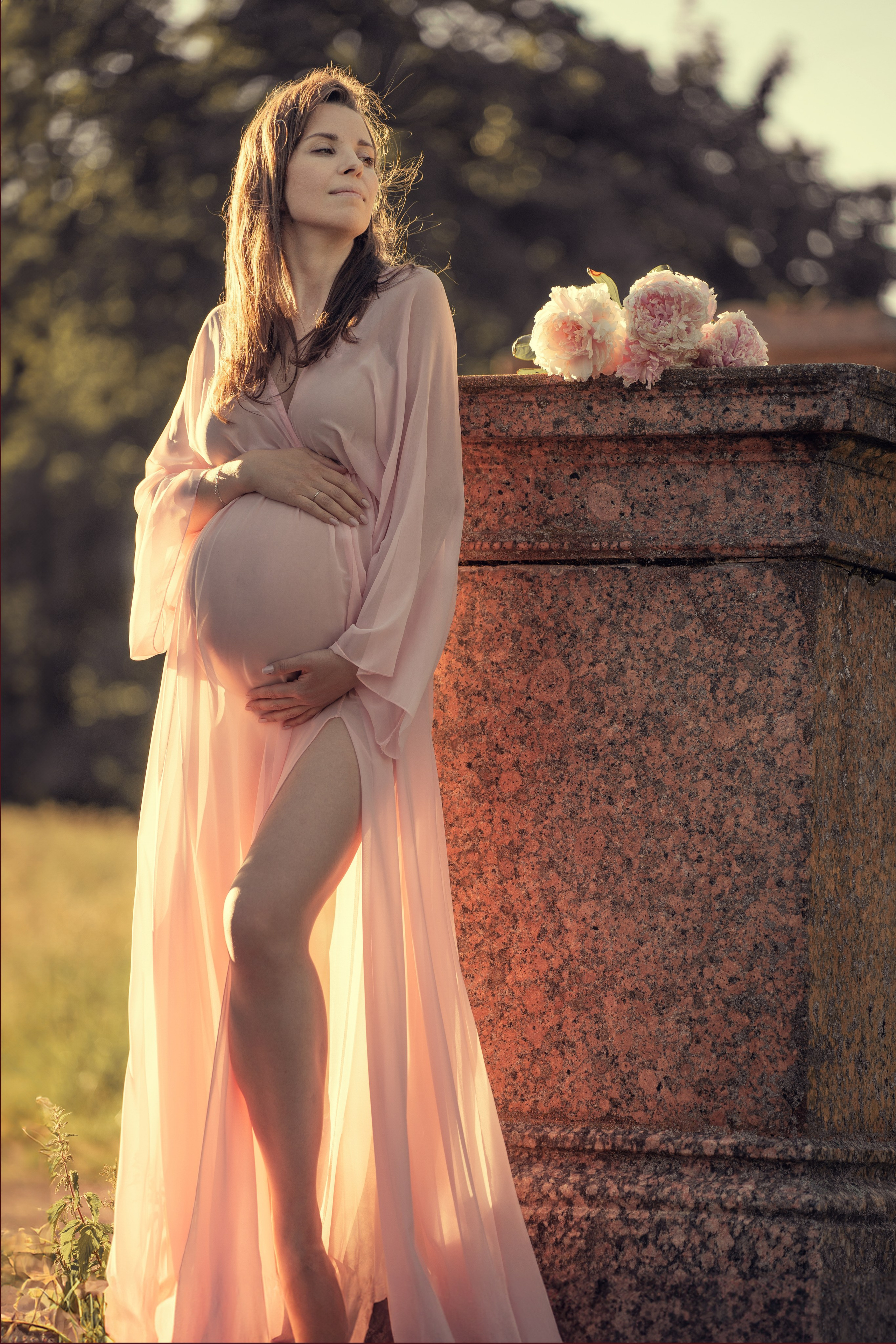 Фотосессия беременности у старинного особняка