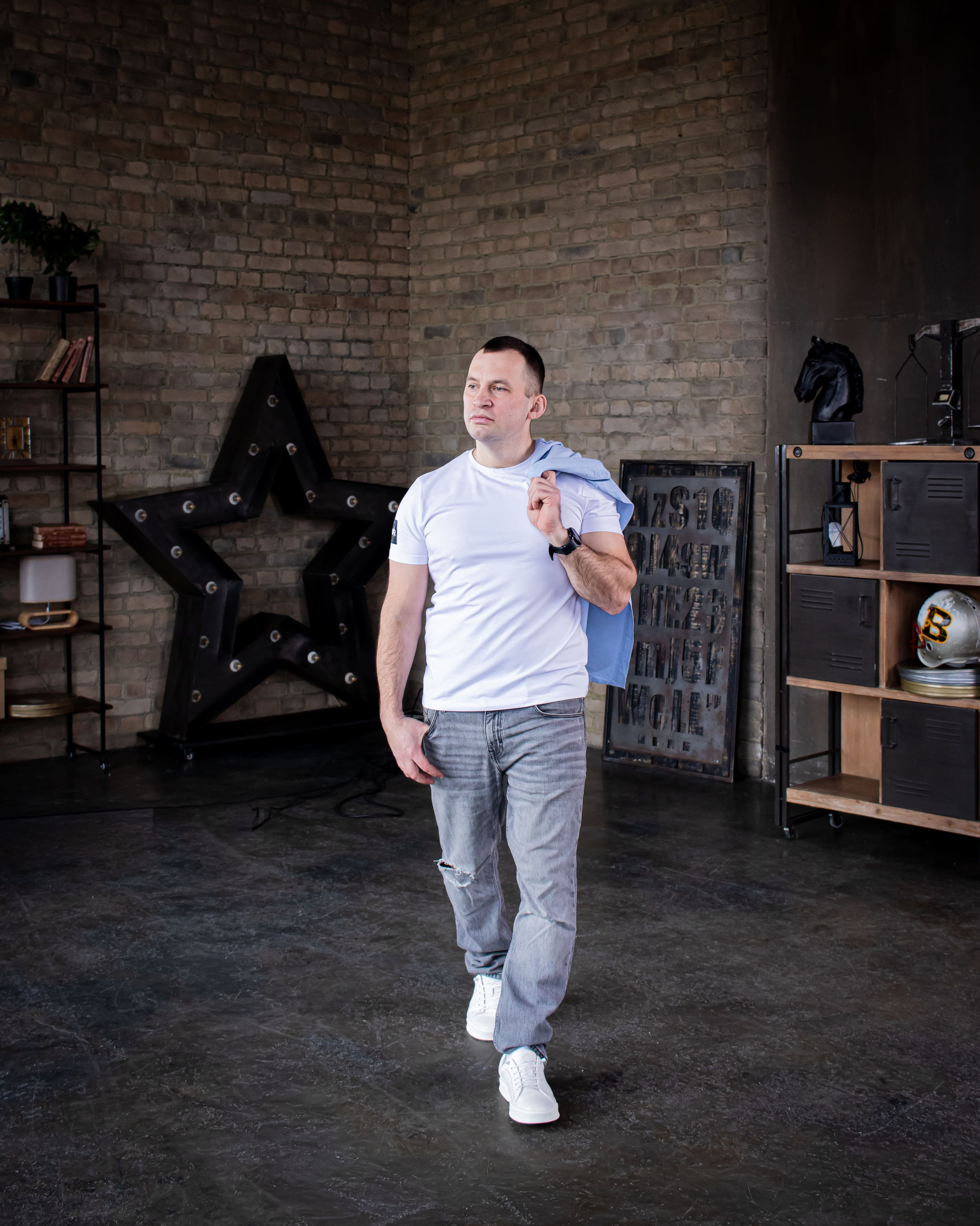 Мужская фотосессия в студии в повседневном образе, Москва, фотограф Карасёва Елена