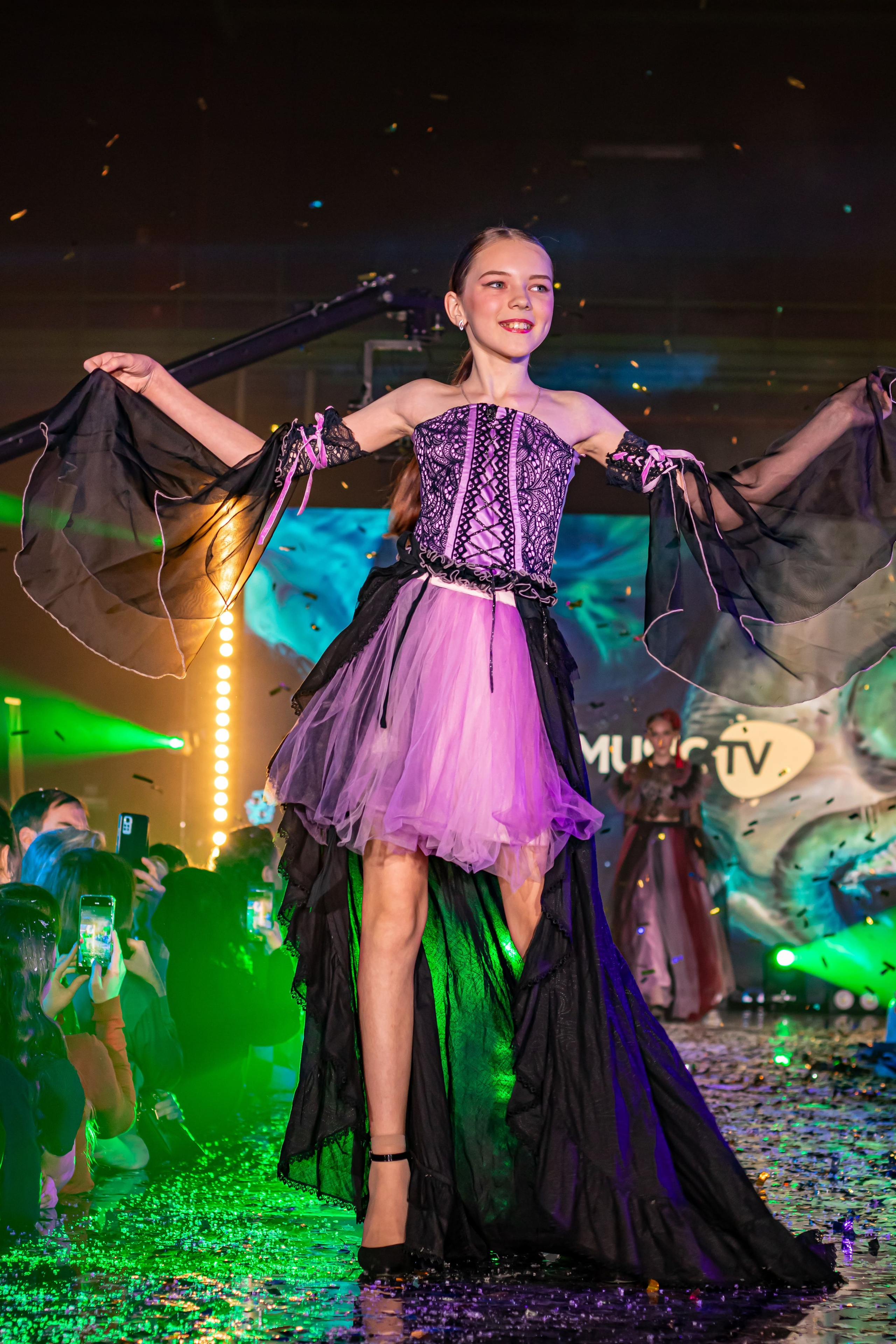 Эмоции и динамика подиумного показа на сцене телепроекта DMC MUSIC TV