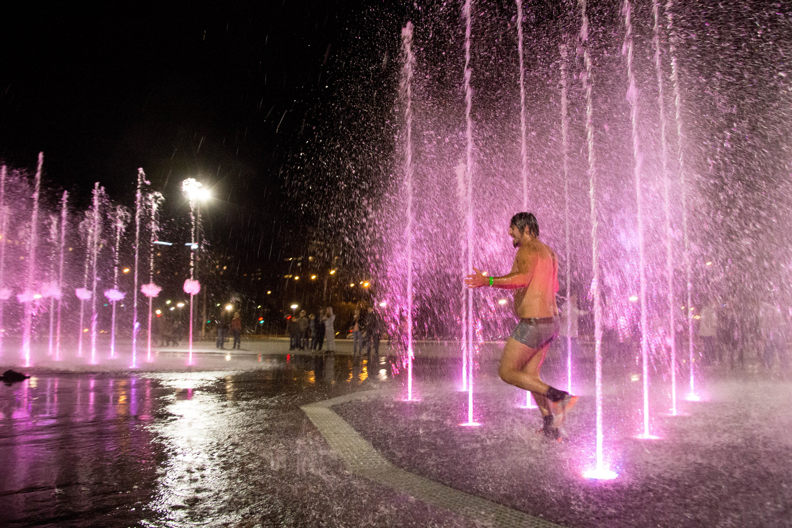 Фотосессия в фонтане. Фотограф Пермь. Фотосессия в фотостудии Перми и на свежем воздухе