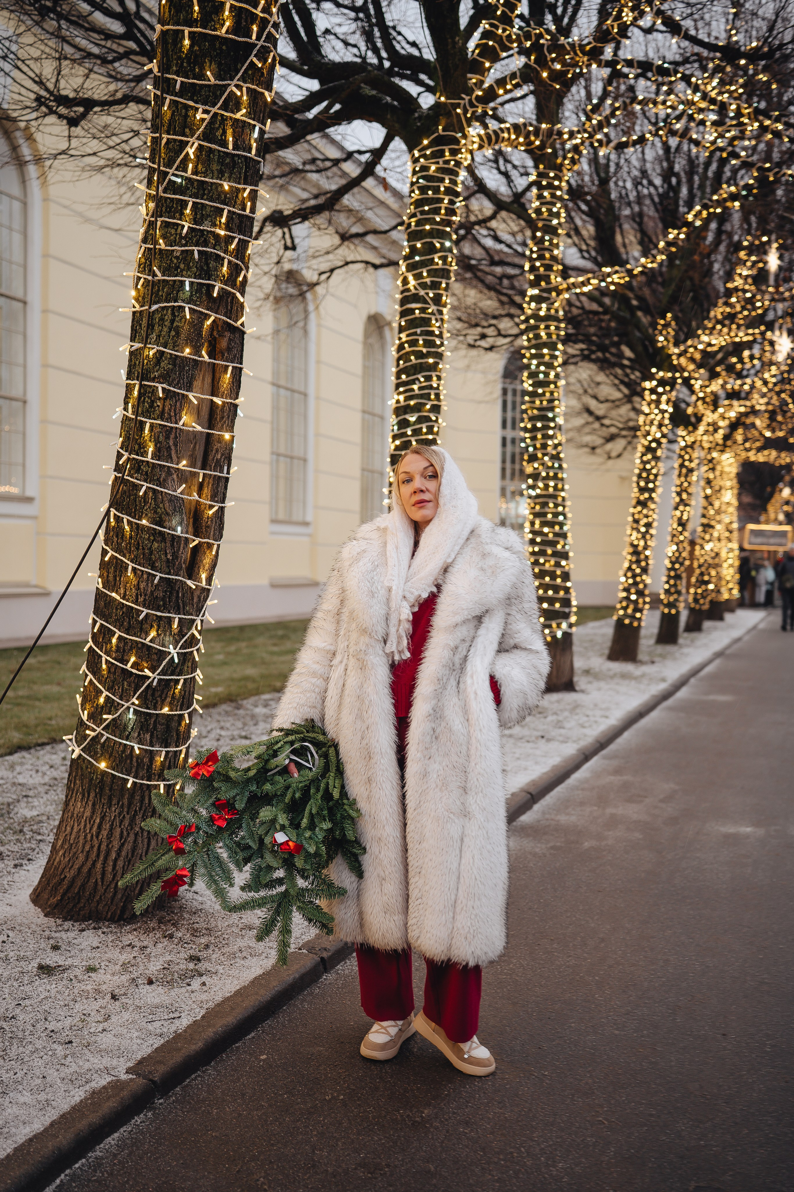 ПРОГУЛКА НА МАНЕЖНОЙ ПЛОЩАДИ ДЛЯ ДЕВУШКИ ПЕРЕД НОВЫМ ГОДОМ (НОВОГОДНЯЯ ФОТОСЕССИИЯ НА МАНЕЖНОЙ ПЛОЩАДИ). Профессиональный фотограф, Санкт-Петербург — Виктория Богомолова