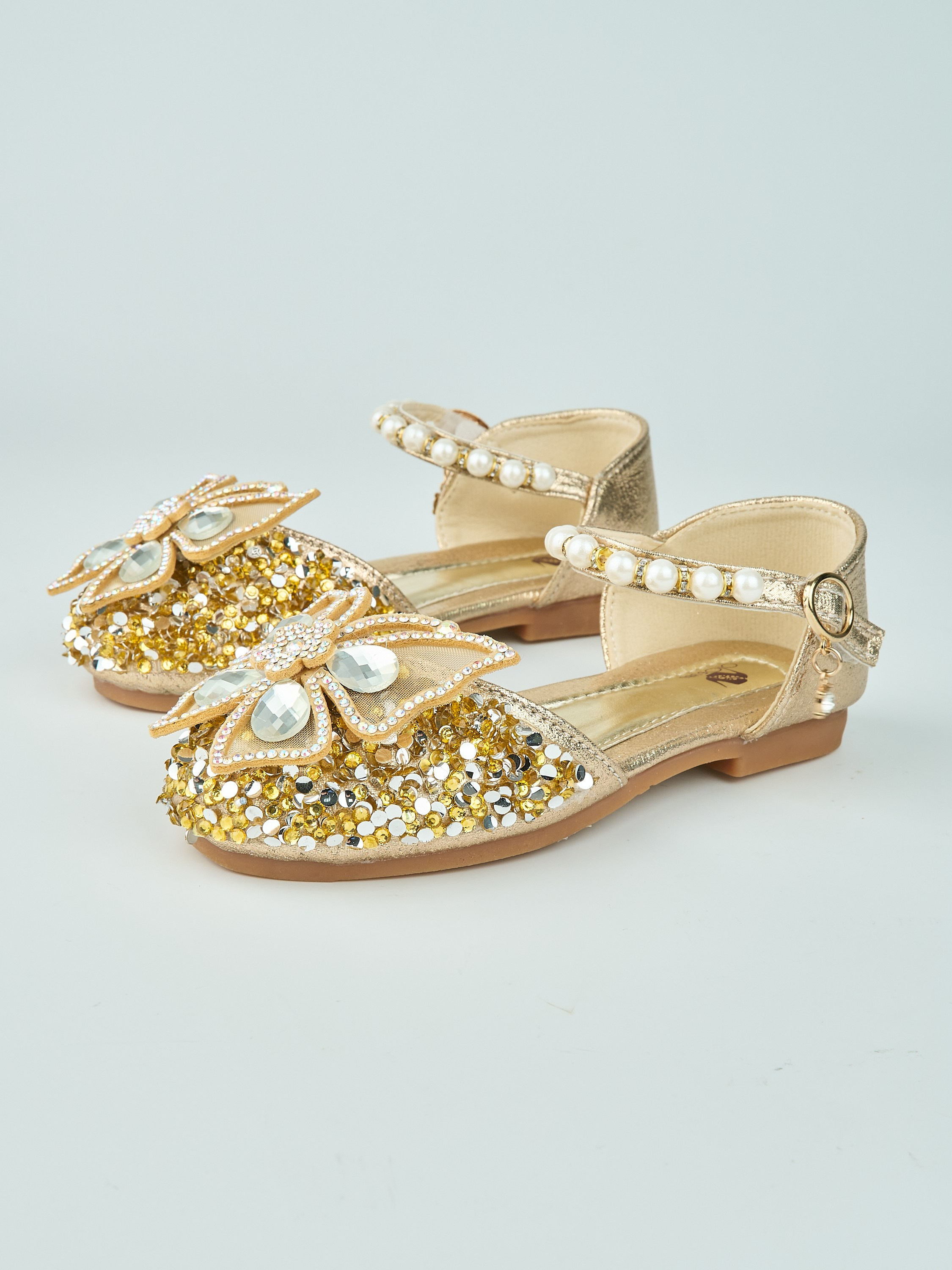 Каталожная фотосъёмка детских туфель для Wildberries