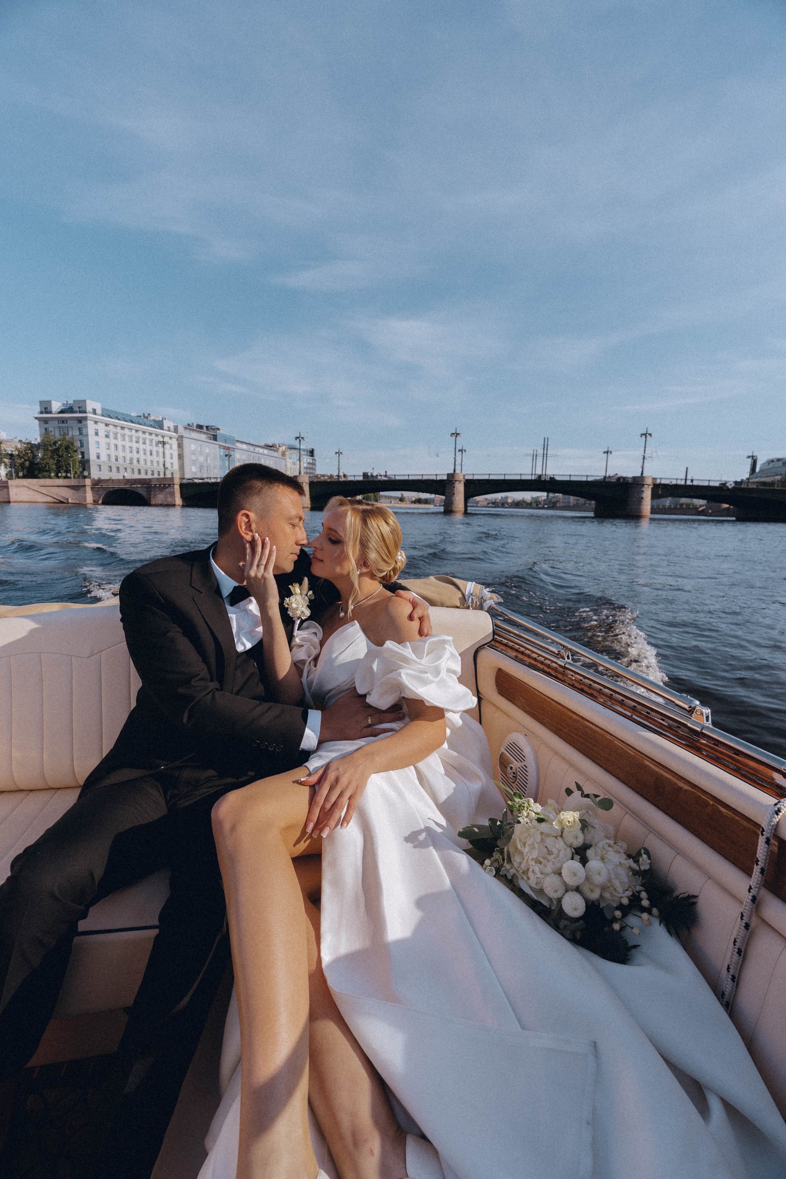 СВАДЕНБНАЯ СЬЕМКА НА КАТЕРЕ ПО КАНАЛАМ САНКТ-ПЕТЕРБУРГА И В АКВАТОРИИ НЕВЫ. Профессиональный фотограф, Санкт-Петербург — Виктория Богомолова