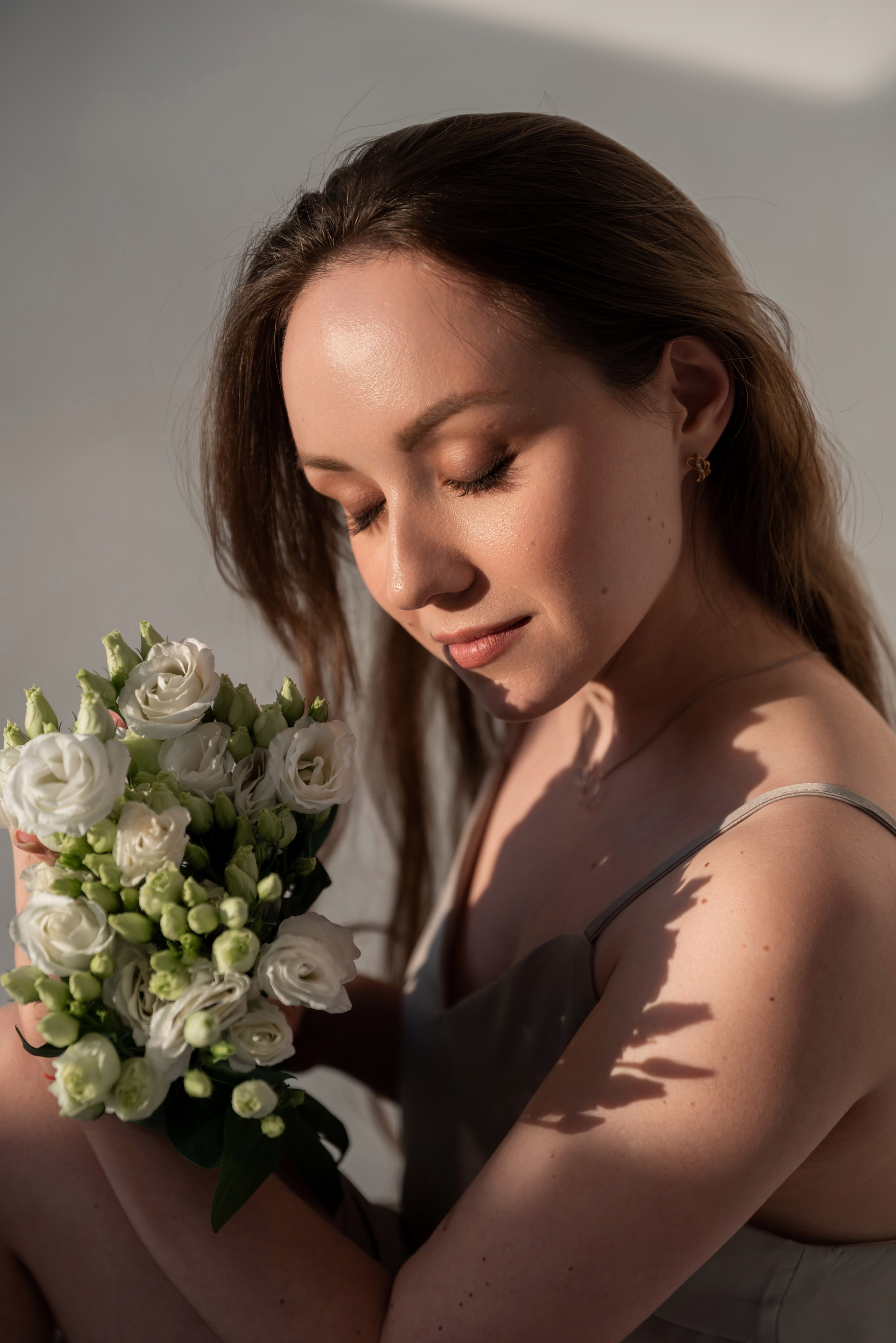 девушка с цветами в фотостудии сфера