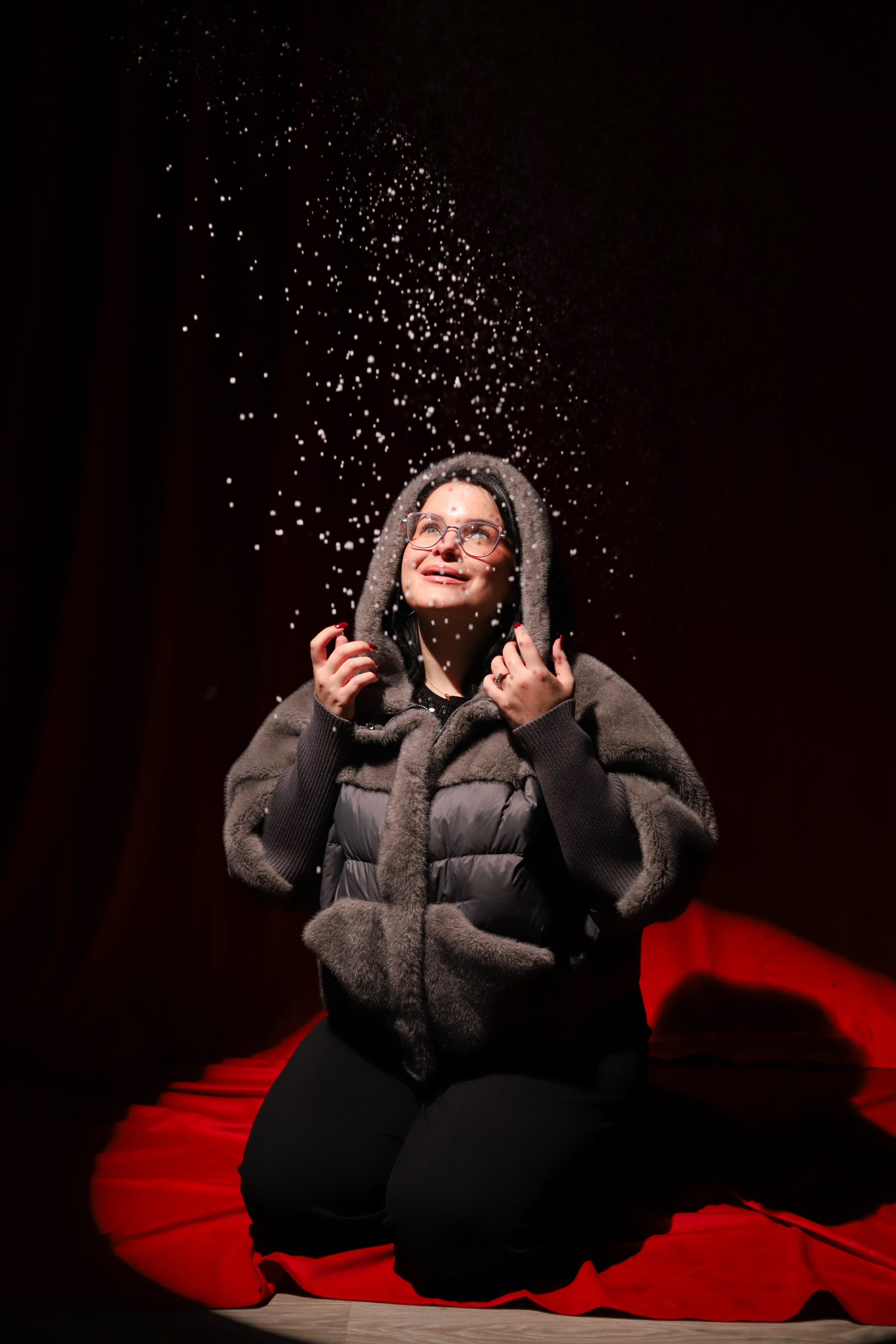 Новогодний фотодень на красных шторах в зале «Grey». Фотостудия LIGHT в Люберцах