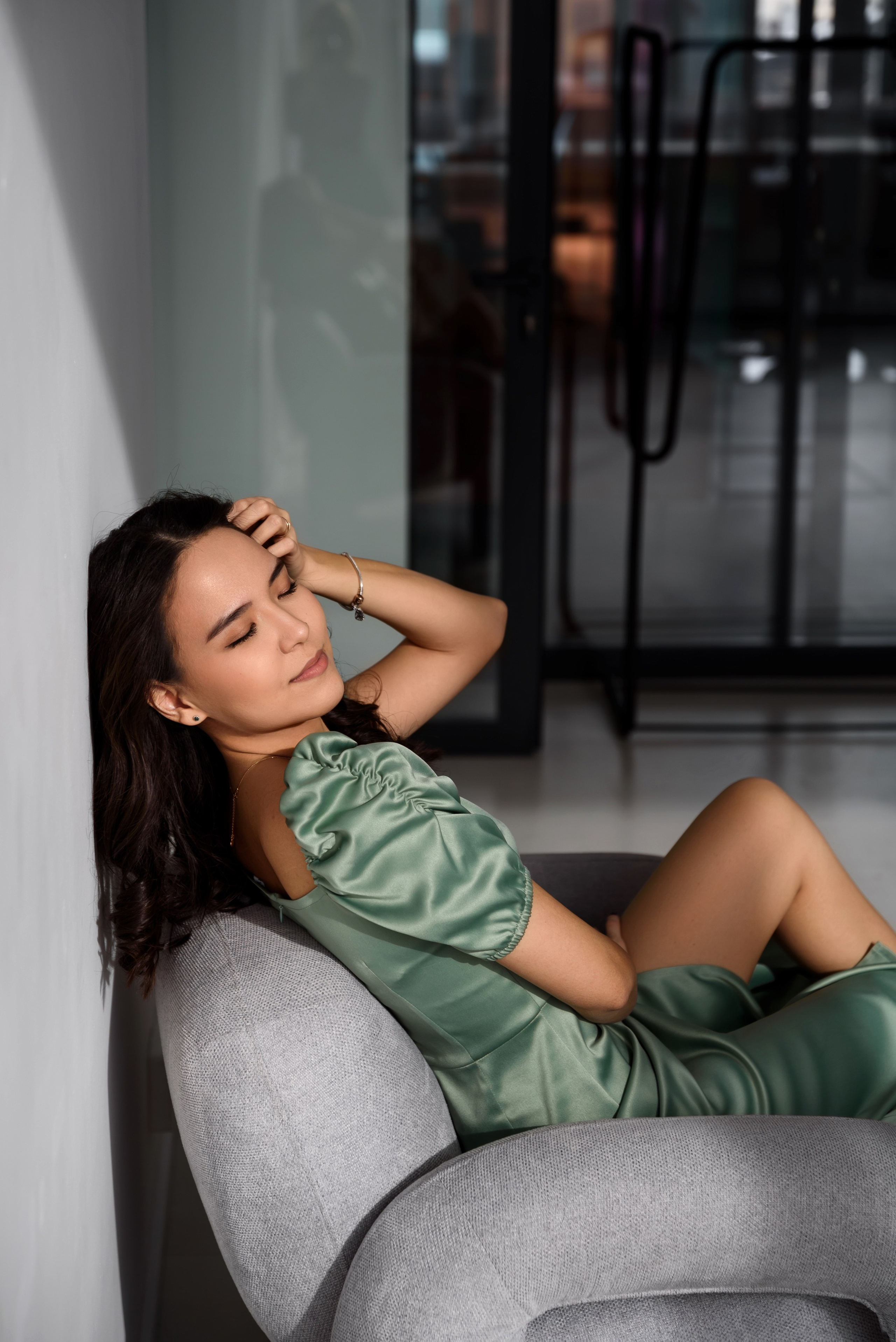 красотка на диване в фотостудии 9а