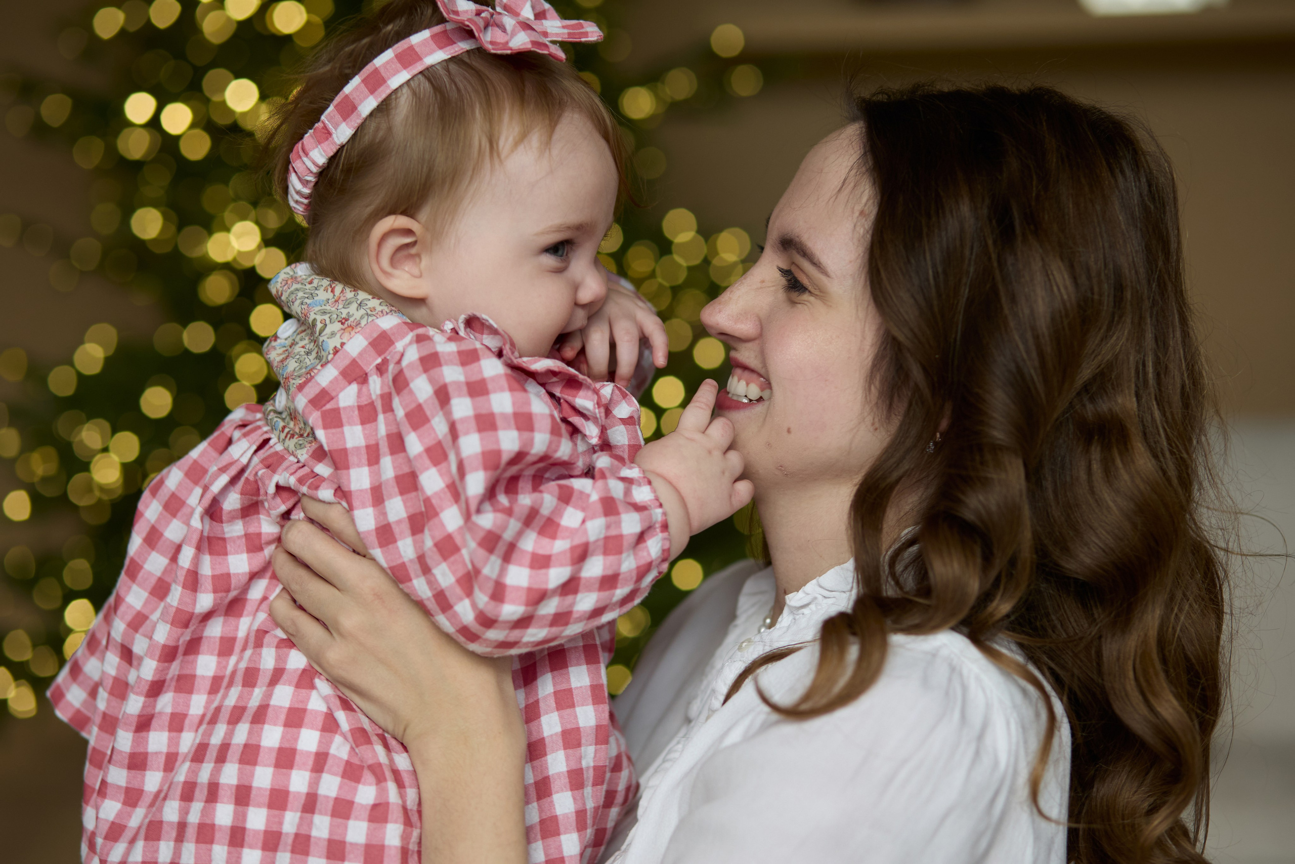 Новогодняя семейная фотосессия на годик в студии Forest
