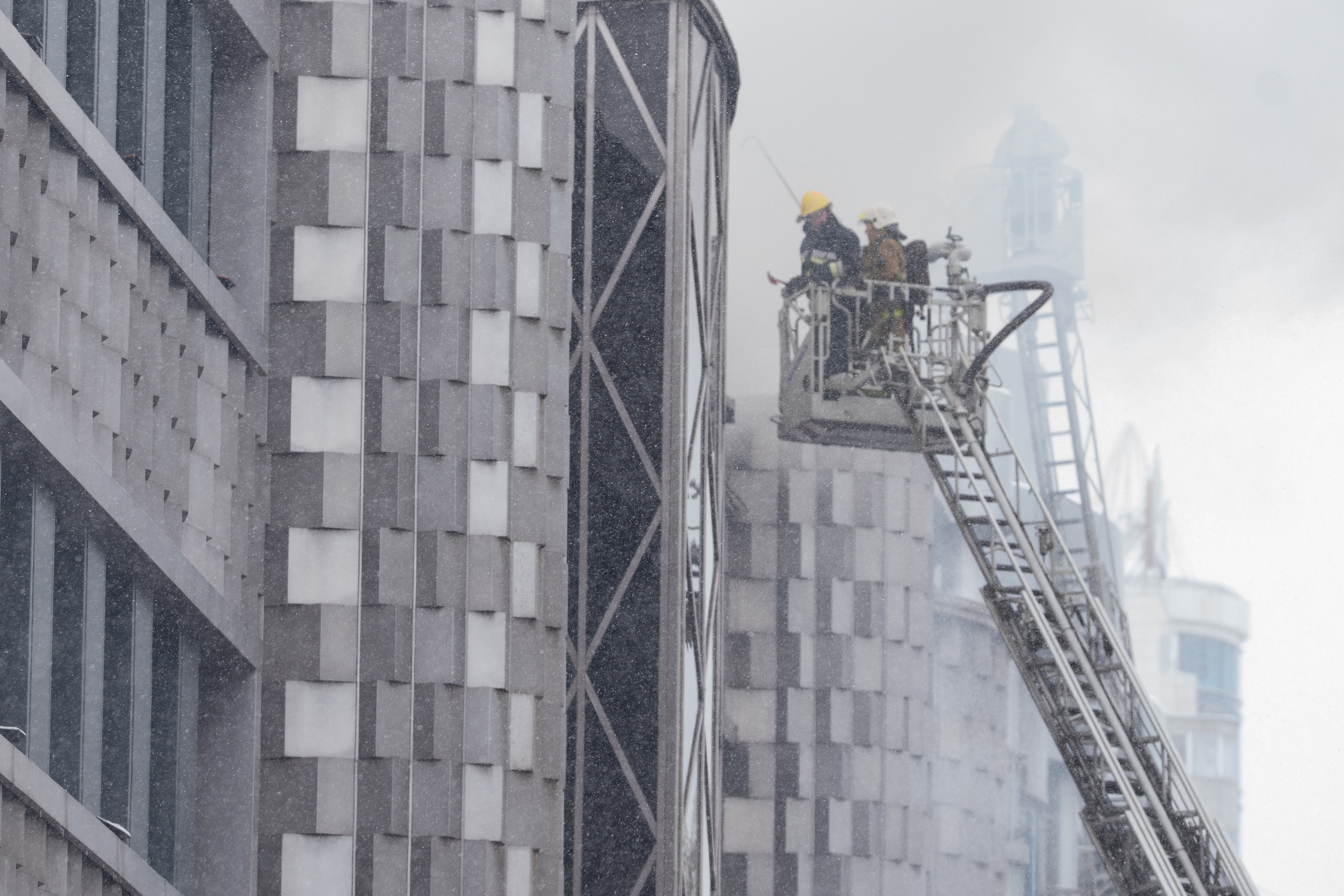 Тушение пожара в Алматы