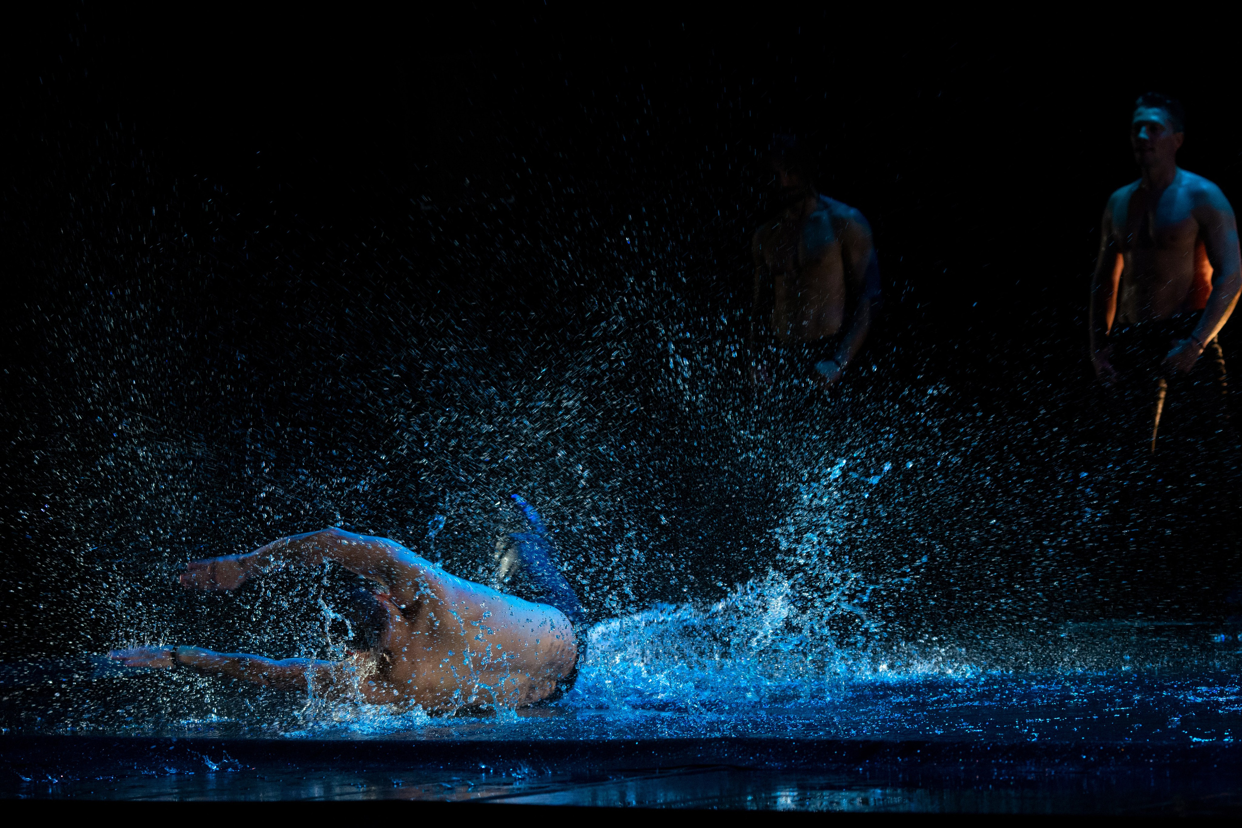 Искушение. Танец под дождём. Фотограф Антонина Свешникова. ВЫПУСКНЫЕ ФОТОКНИГИ для детских садов и школ. Москва, Владимир