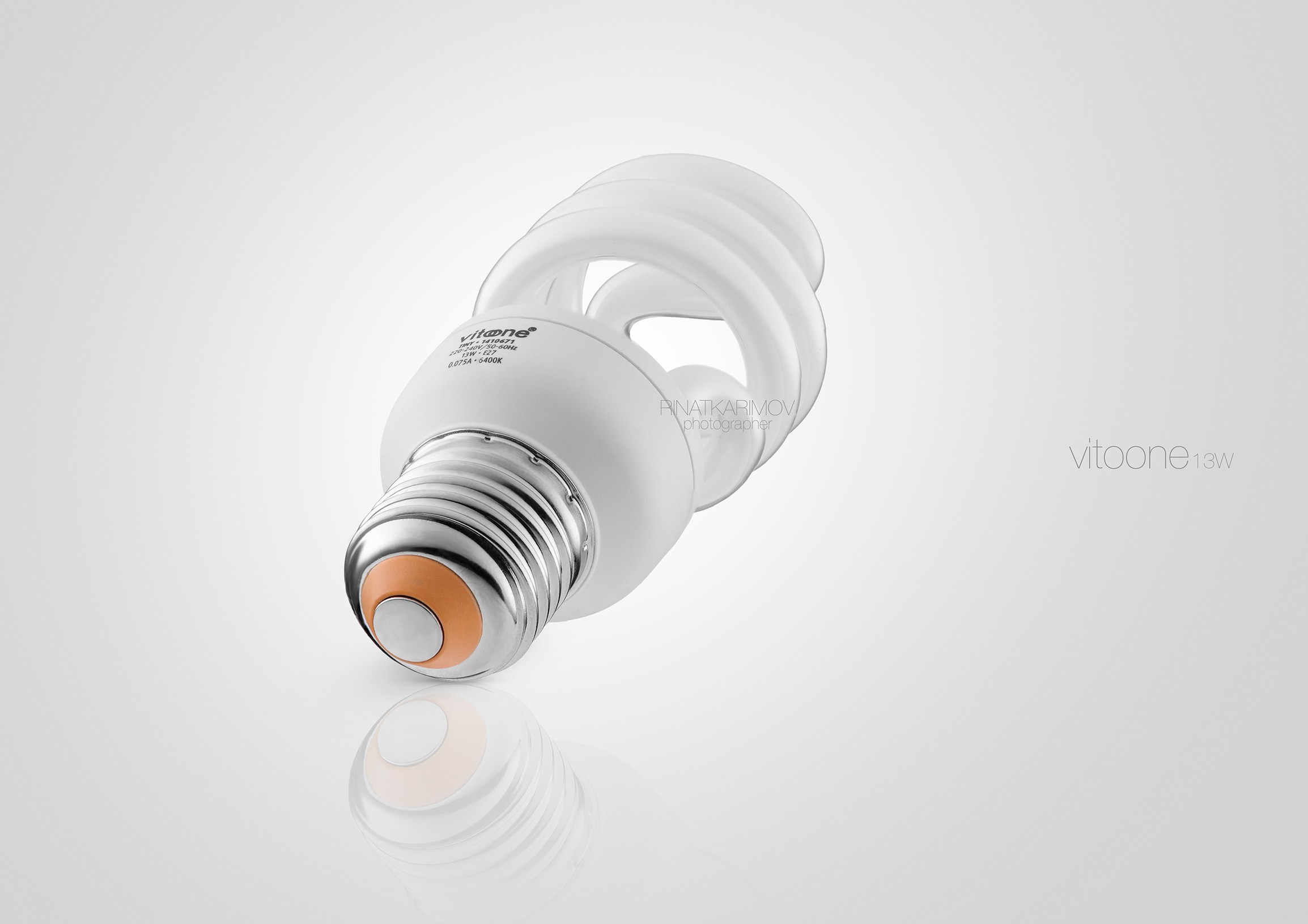 Каталожная предметная фотосъёмка энергосберегающей лампы — минимализм и акцент на конструктивных особенностях, фото для интернет-магазинов.