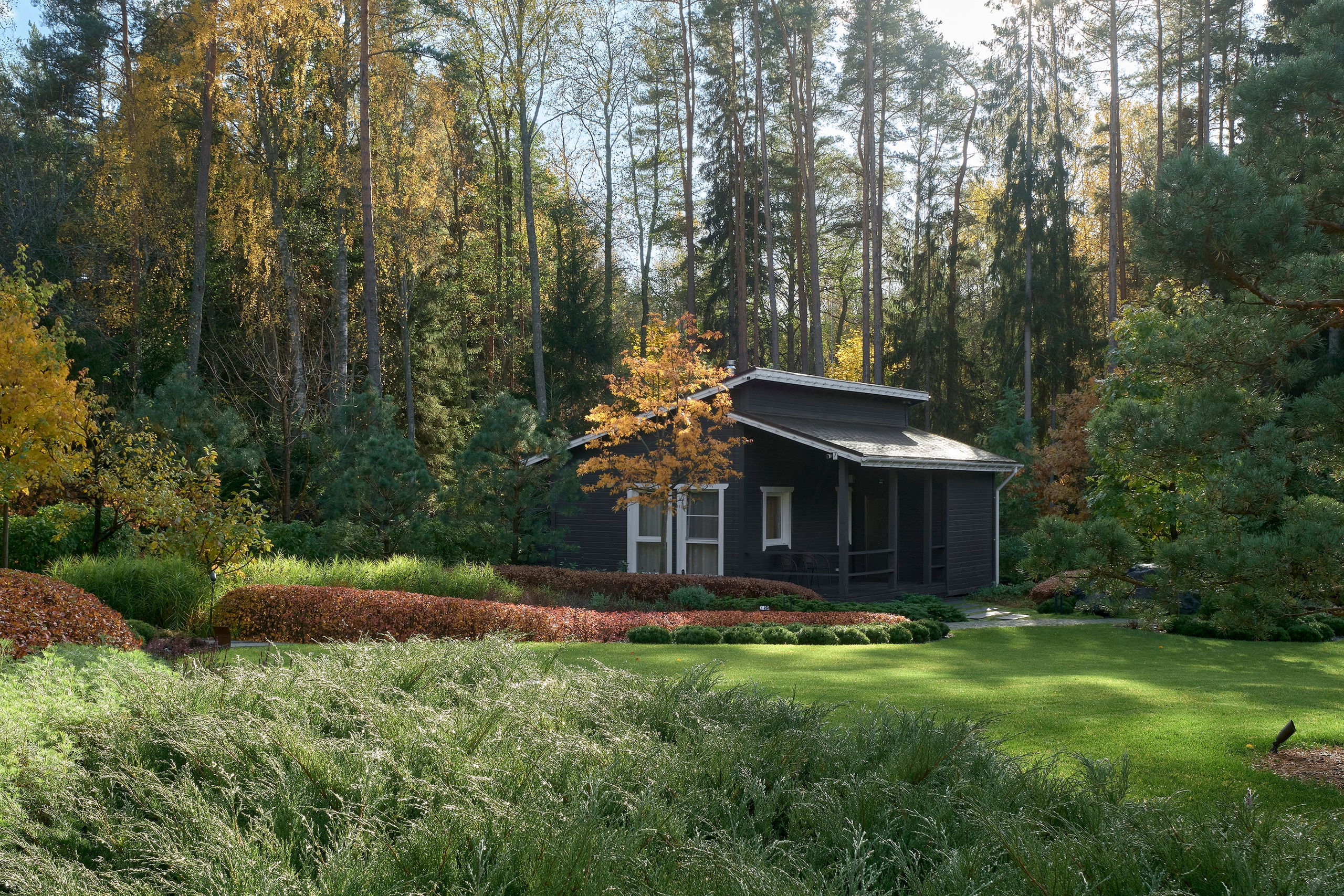 Усадьба Хрустальное: фотосъемка частного сада Валерия Федотова в Репино для L.BURO. Фотограф Наталья Соловьева | interioto