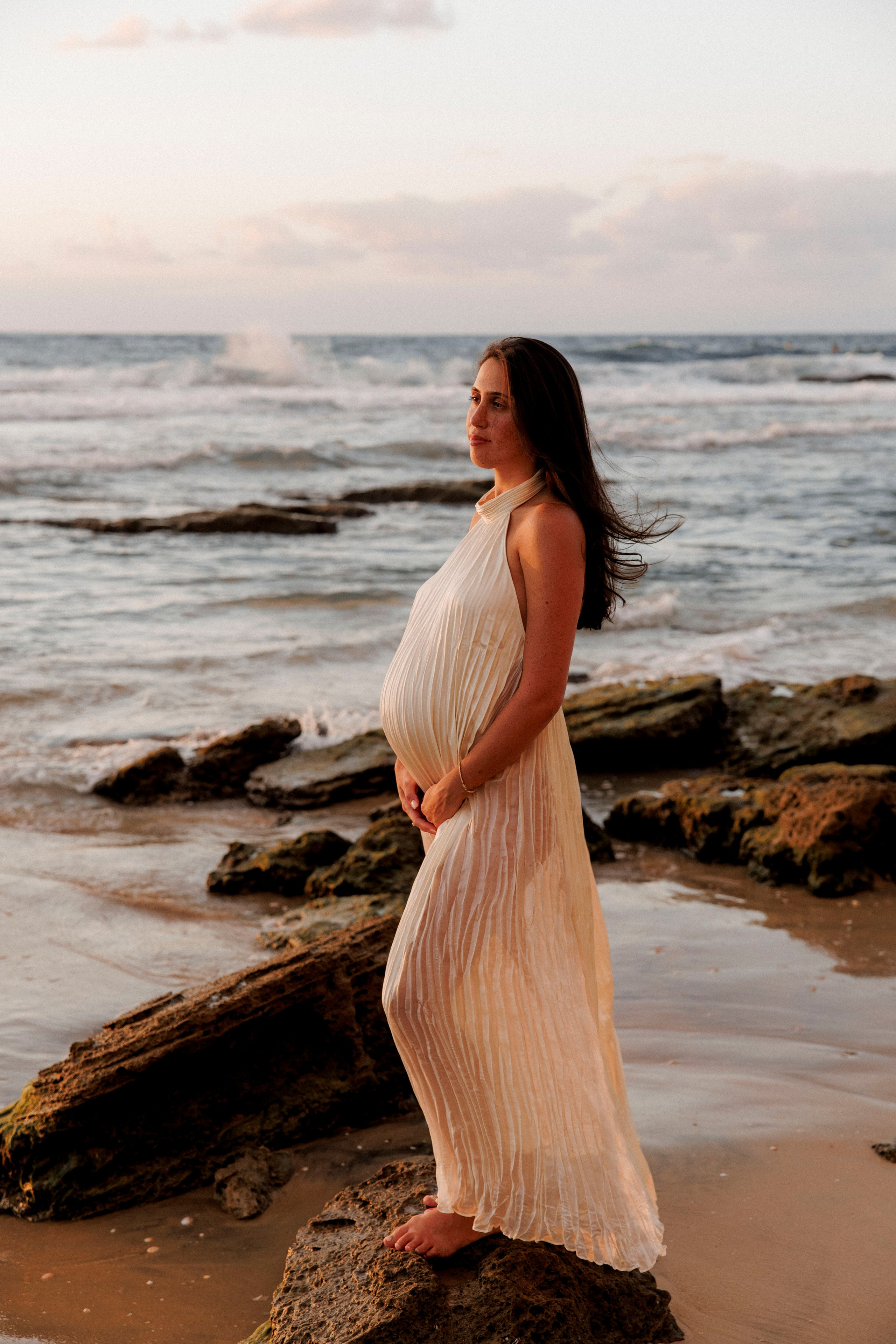 Pregnancy photoshoot near the sea. Wedding and family photographer