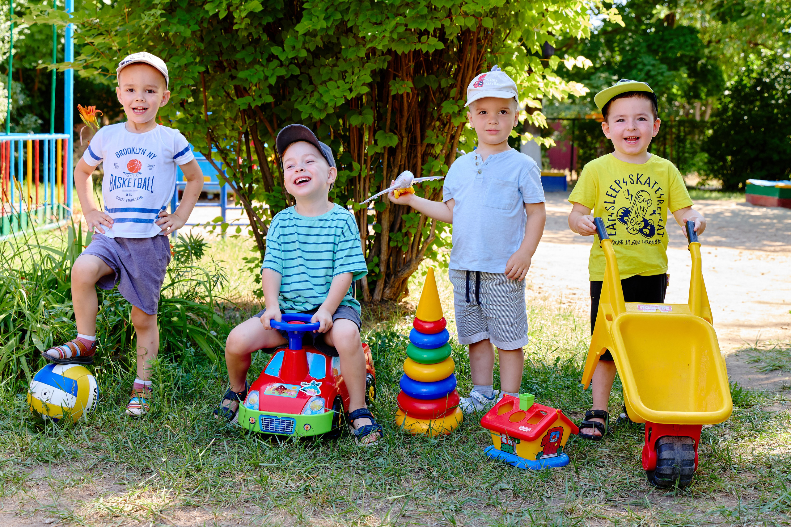 Пример летней съёмки в детском саду № 92 младшая группа Ромашки. Фотограф Выпускные альбомы Таганрог Сергей Коробченко