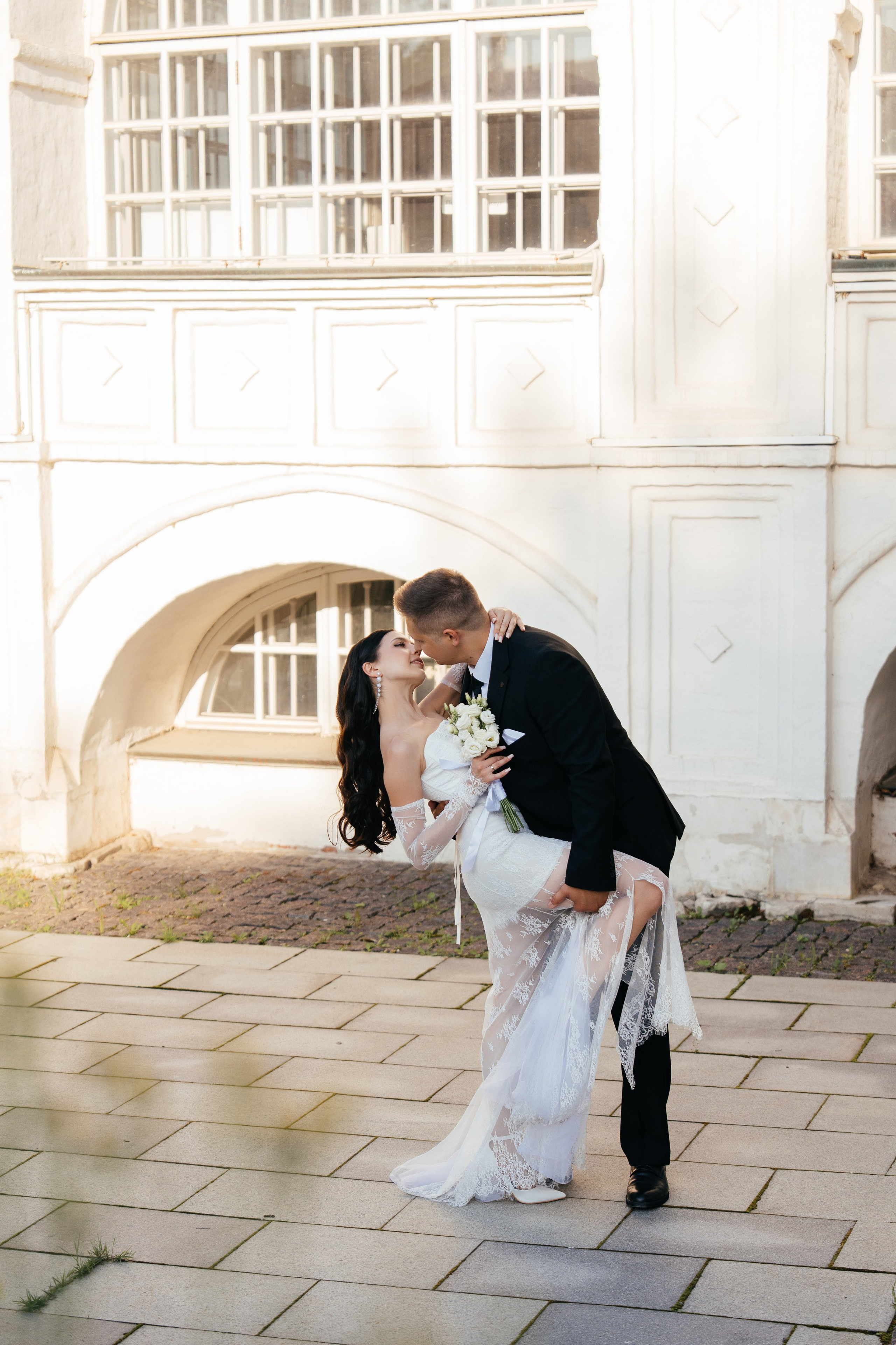 Свадебная фотосессия в Москве у высотки на Котельнической набережной. Свадебный фотограф в Москве Анна Полушина