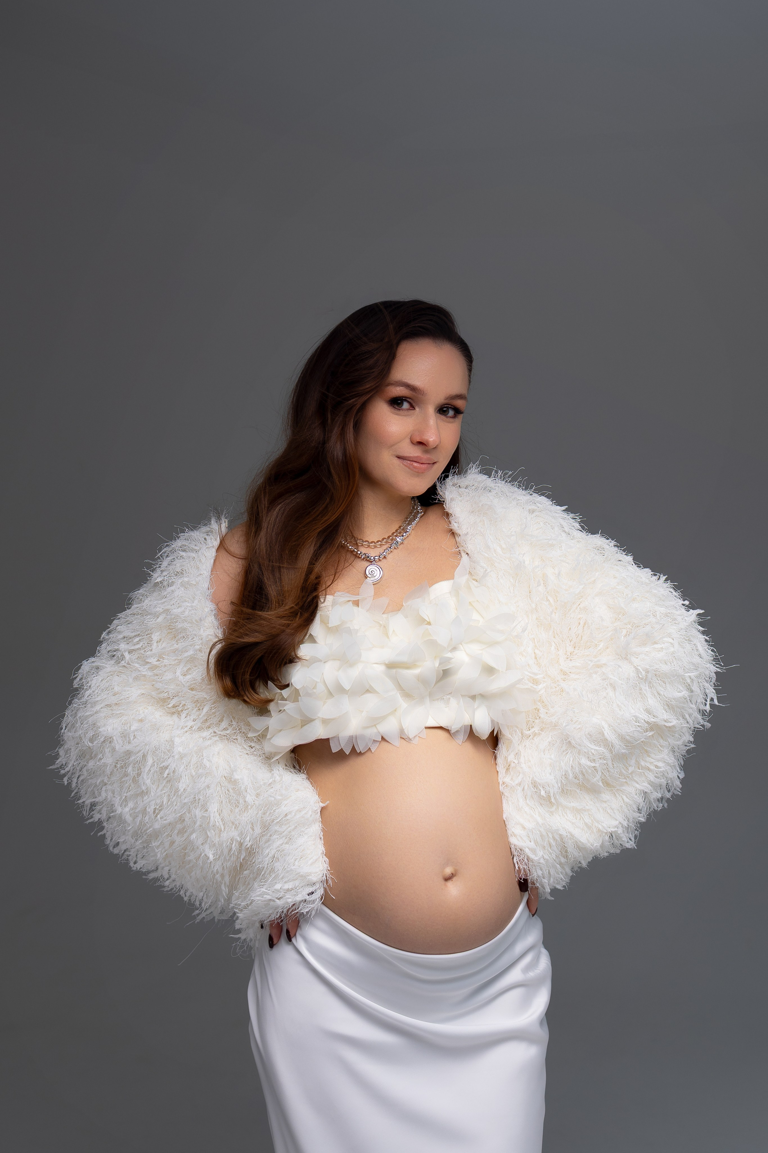 Вероника, классическая портретная фотосессия беременности в студии. Семейный фотограф в Москве Марина Петра